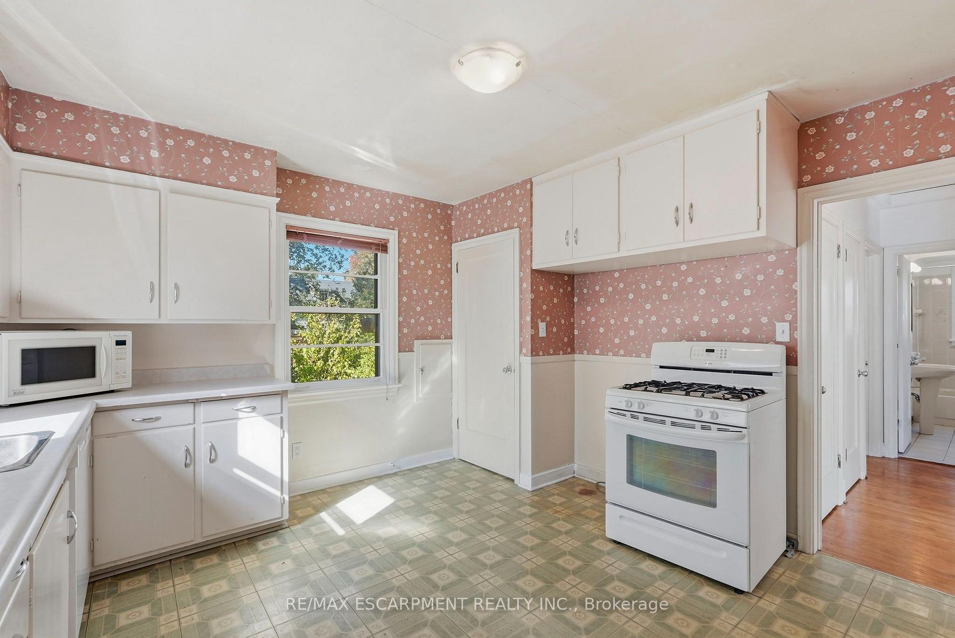 Photo 14 of 55 Lakeview Avenue, Grimsby, Grimsby Beach — HOMEH