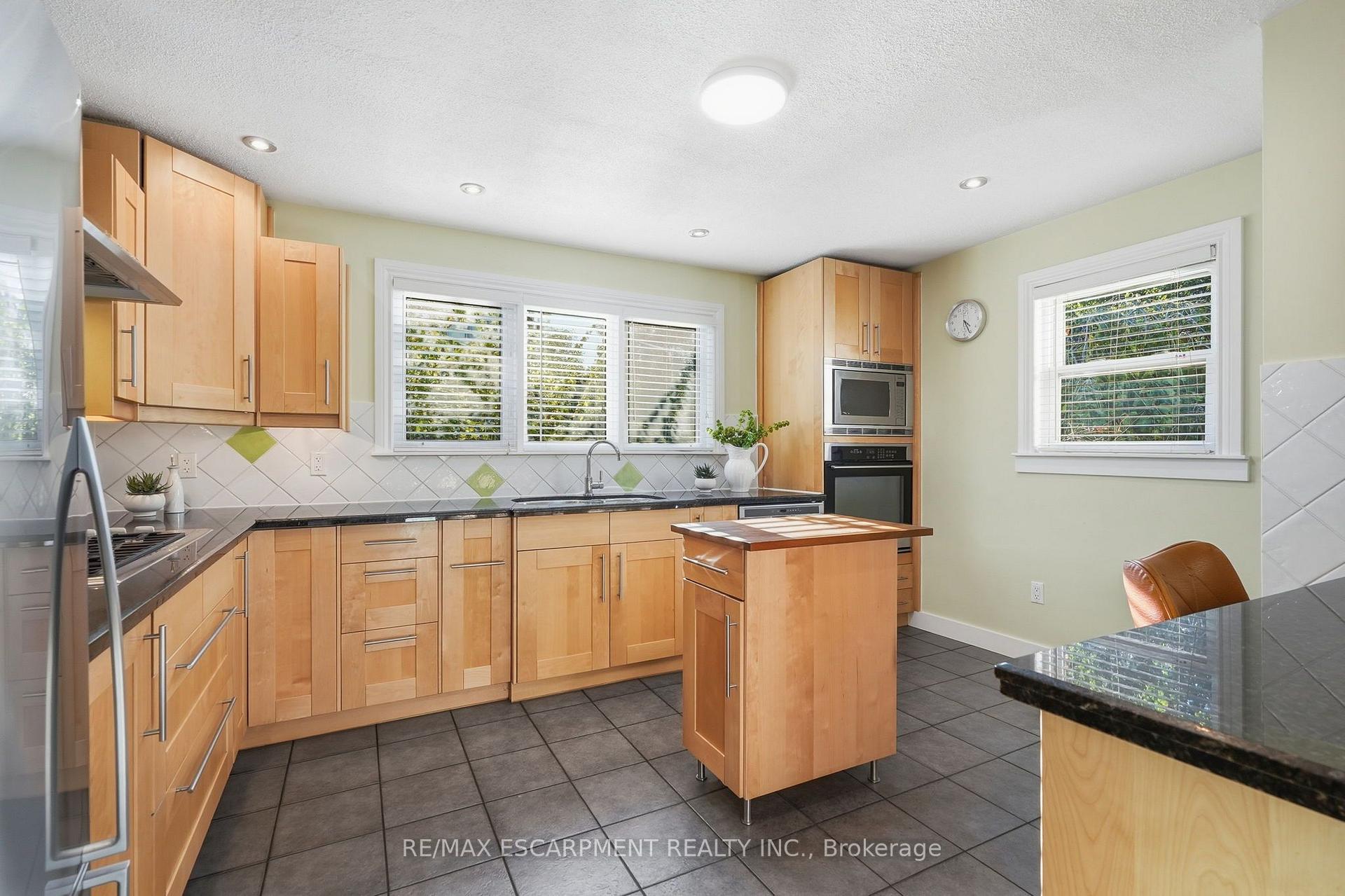 Photo 11 of 313 North Shore Boulevard, Burlington, Bayview — HOMEH
