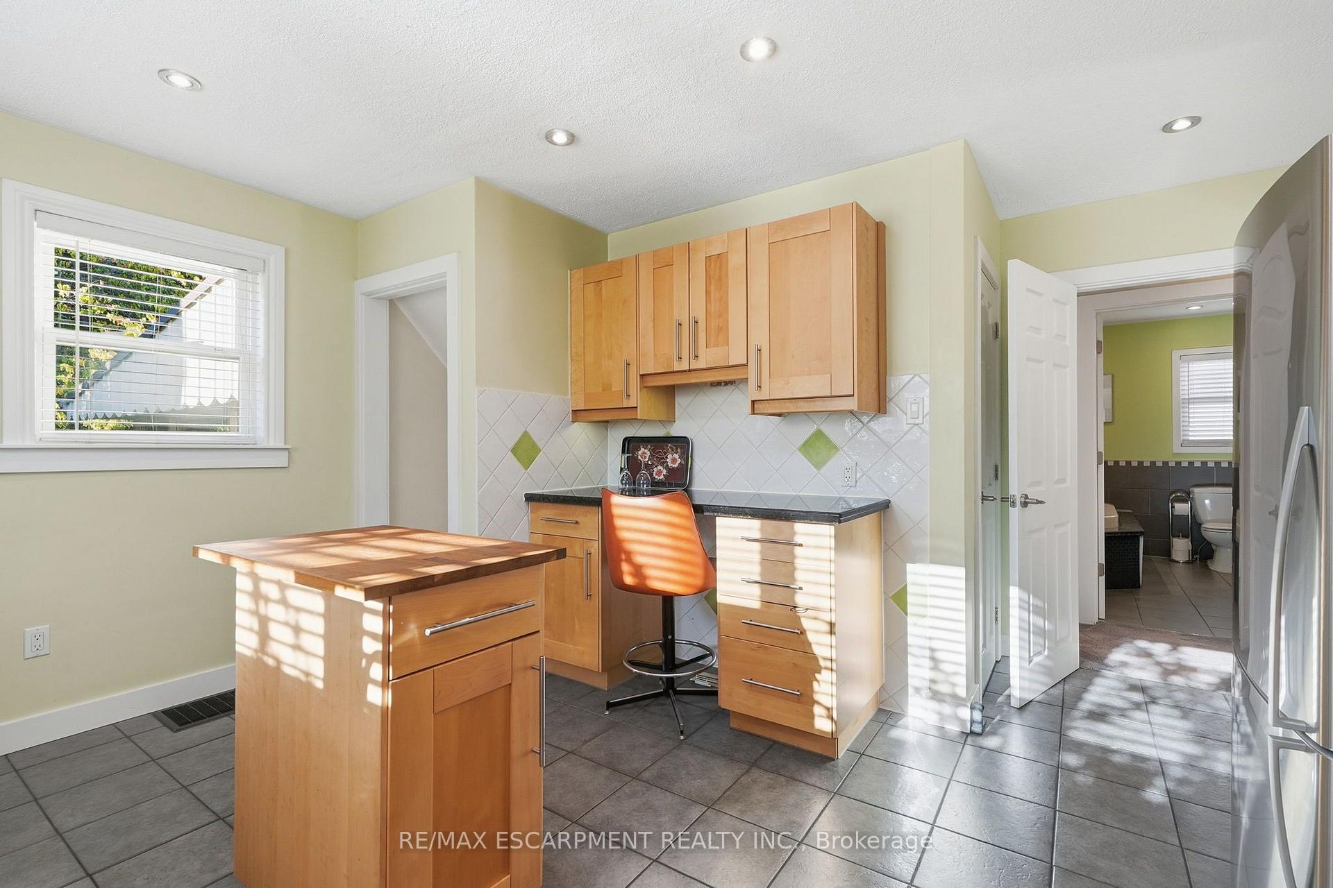 Photo 12 of 313 North Shore Boulevard, Burlington, Bayview — HOMEH