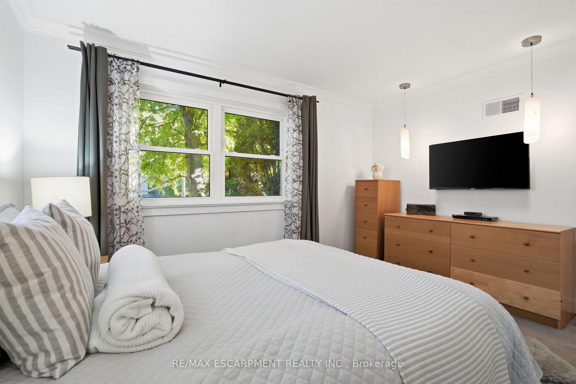 Photo 23 of 313 North Shore Boulevard, Burlington, Bayview — HOMEH