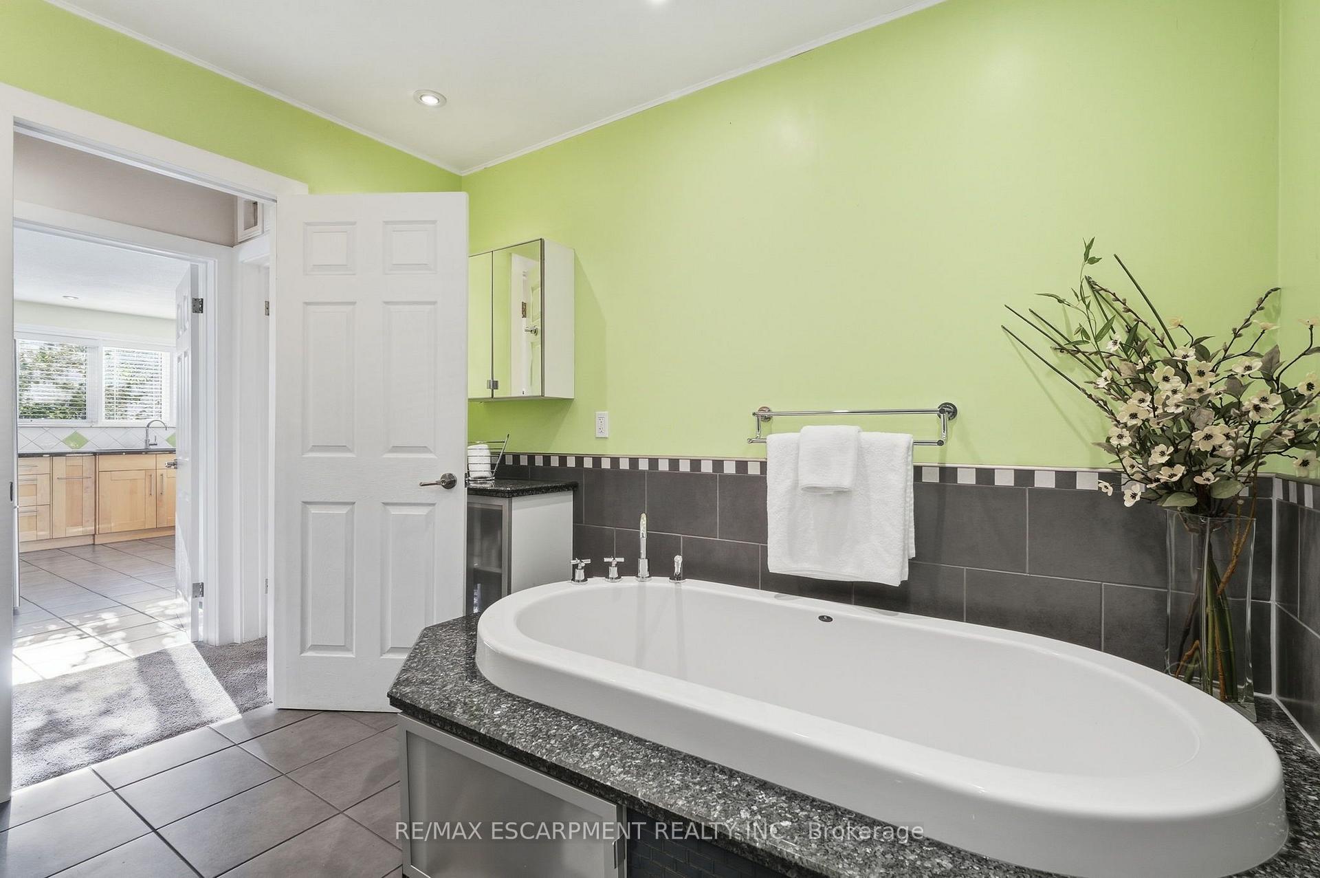 Photo 25 of 313 North Shore Boulevard, Burlington, Bayview — HOMEH
