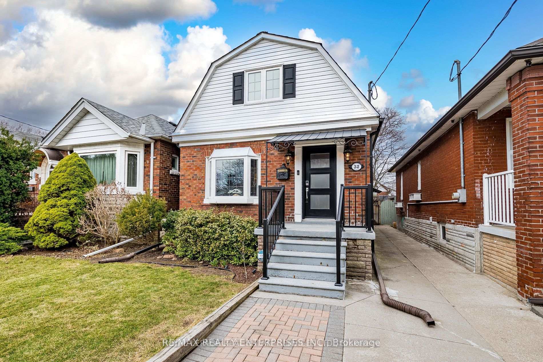 Photo 2 of Unit Upper Level, 32 Seventh Street, Etobicoke, New Toronto — HOMEH