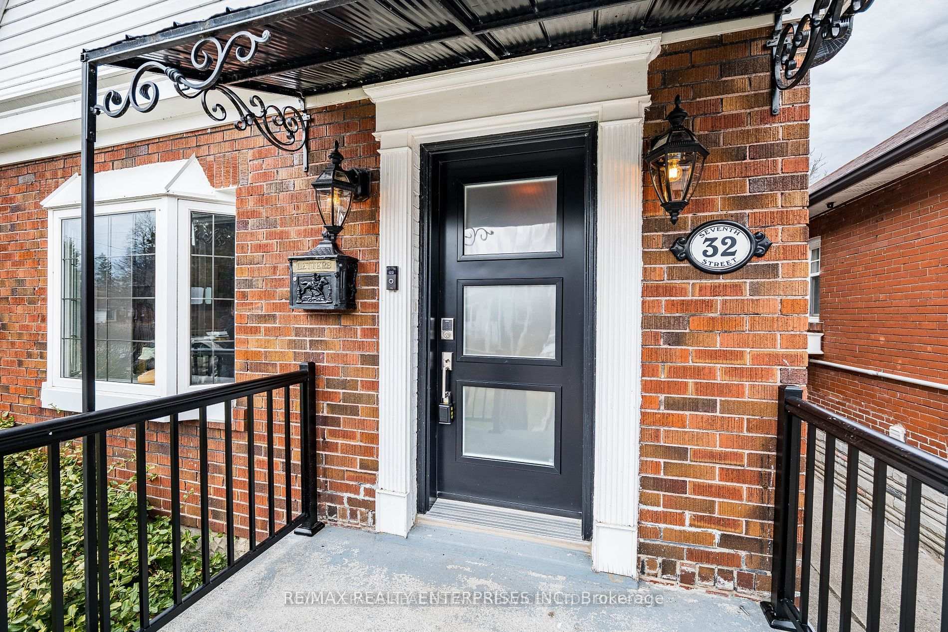Photo 3 of Unit Upper Level, 32 Seventh Street, Etobicoke, New Toronto — HOMEH