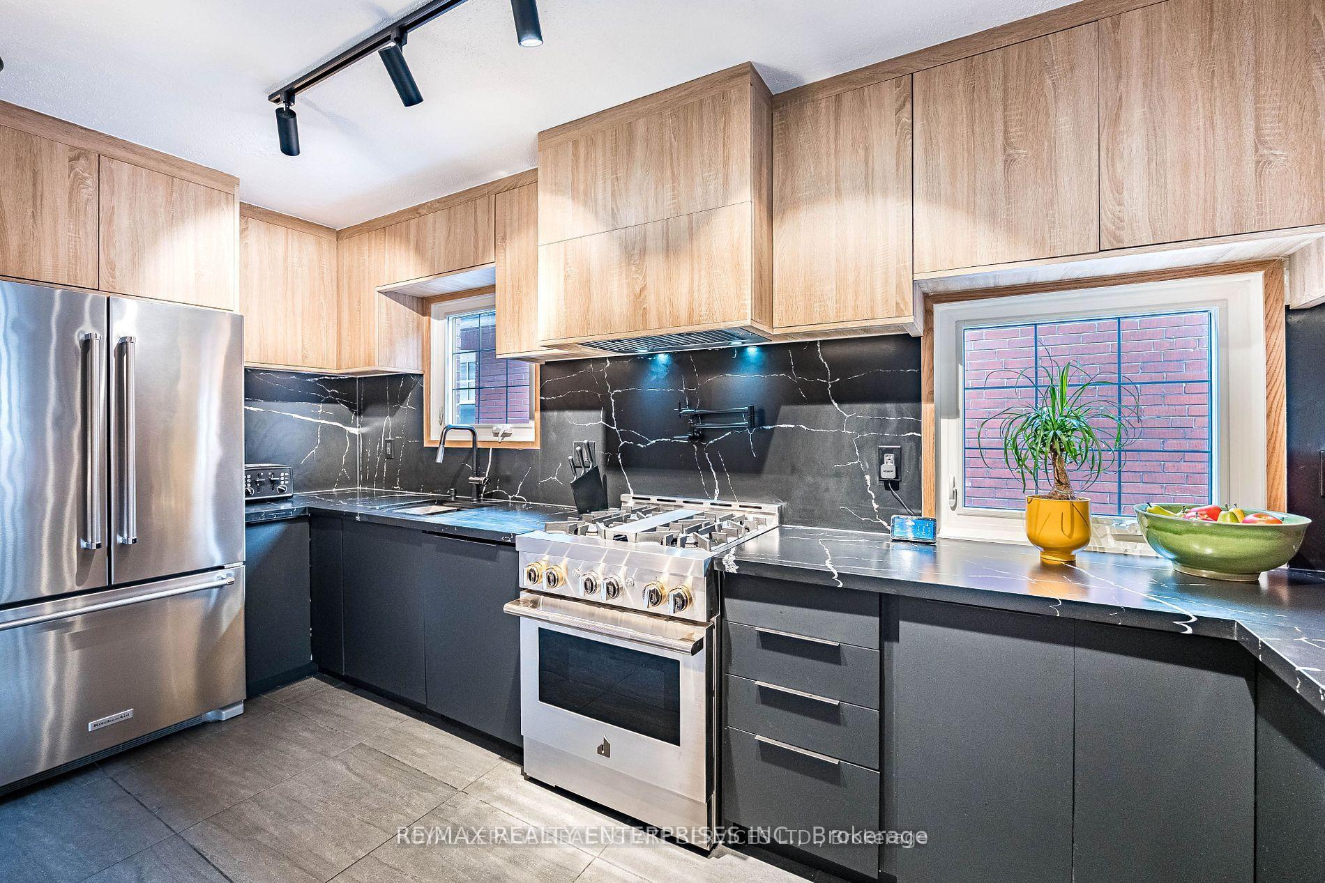 Photo 5 of Unit Upper Level, 32 Seventh Street, Etobicoke, New Toronto — HOMEH