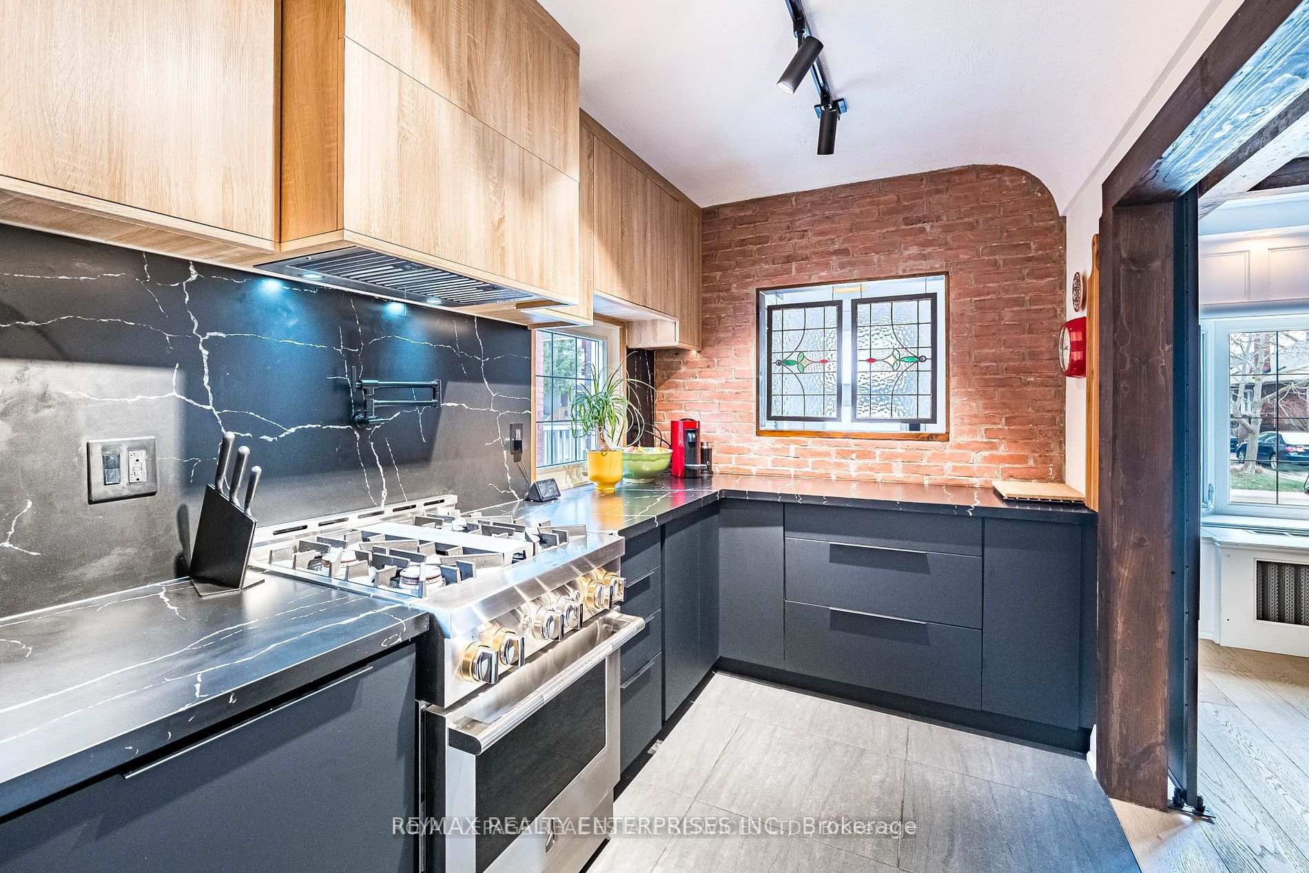 Photo 6 of Unit Upper Level, 32 Seventh Street, Etobicoke, New Toronto — HOMEH
