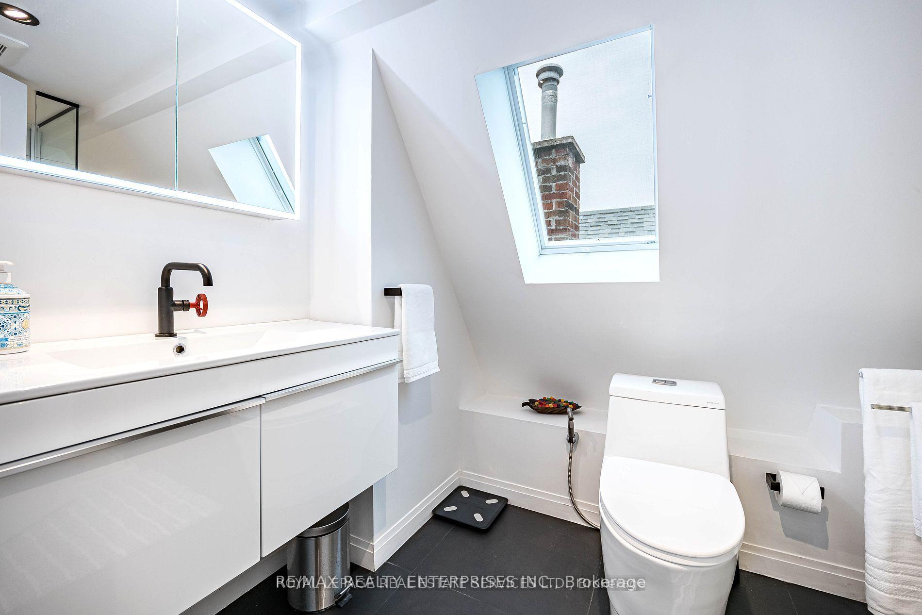 Photo 9 of Unit Upper Level, 32 Seventh Street, Etobicoke, New Toronto — HOMEH