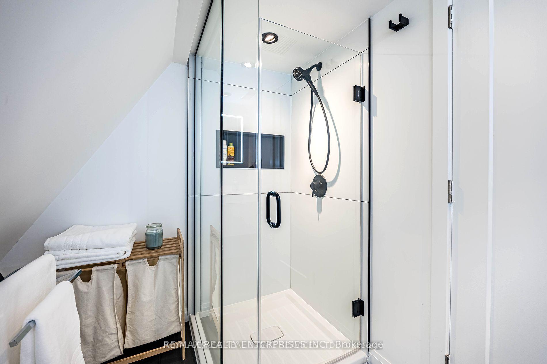 Photo 10 of Unit Upper Level, 32 Seventh Street, Etobicoke, New Toronto — HOMEH