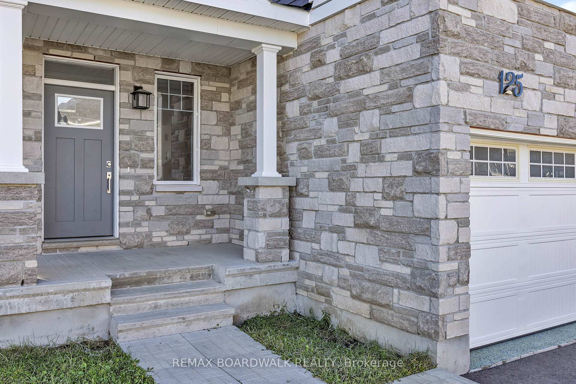 Photo 4 of 125 Hackamore Crescent, Ottawa, Goulbourn Twp From Franktown Rd/South To Rideau — HOMEH