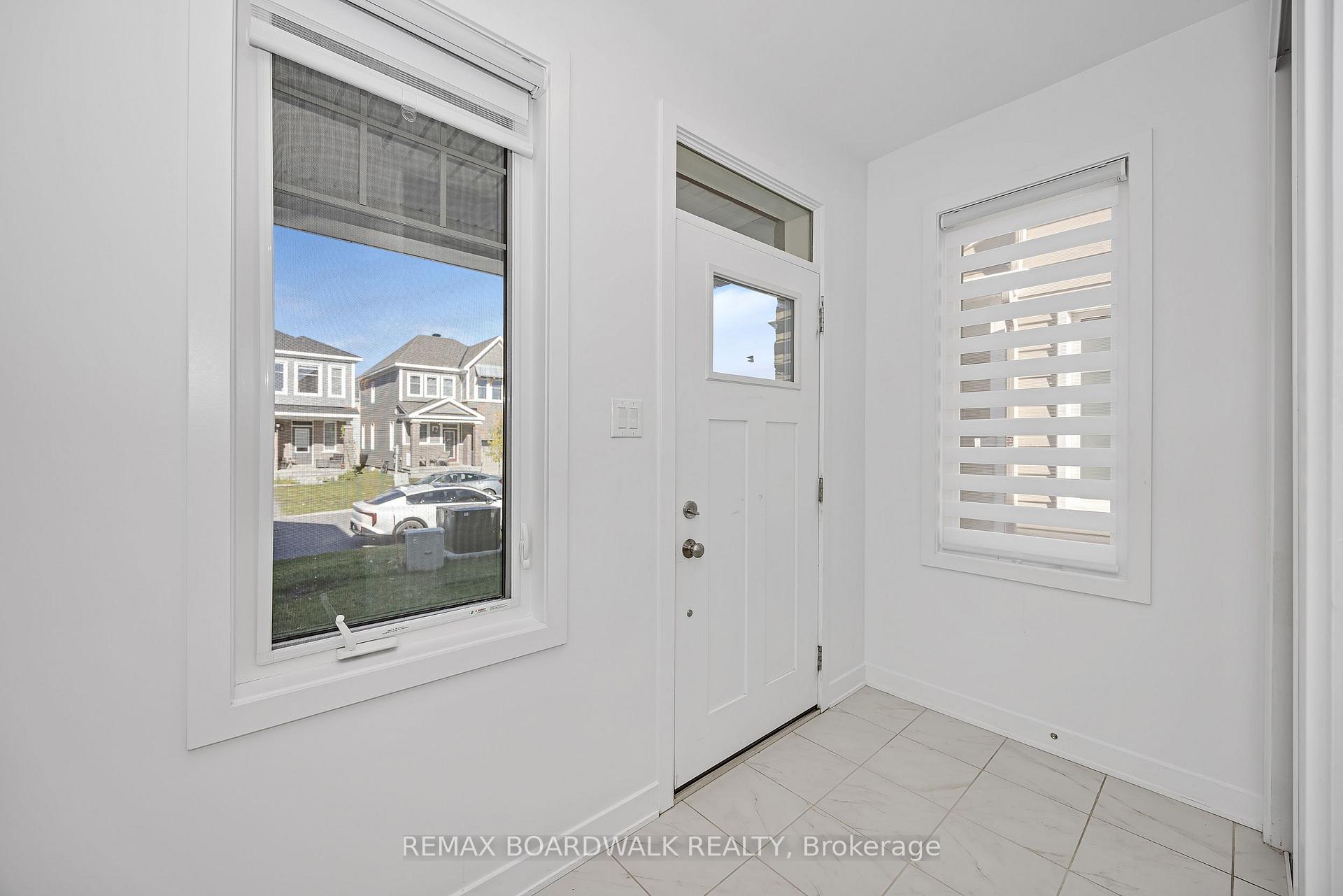 Photo 5 of 125 Hackamore Crescent, Ottawa, Goulbourn Twp From Franktown Rd/South To Rideau — HOMEH