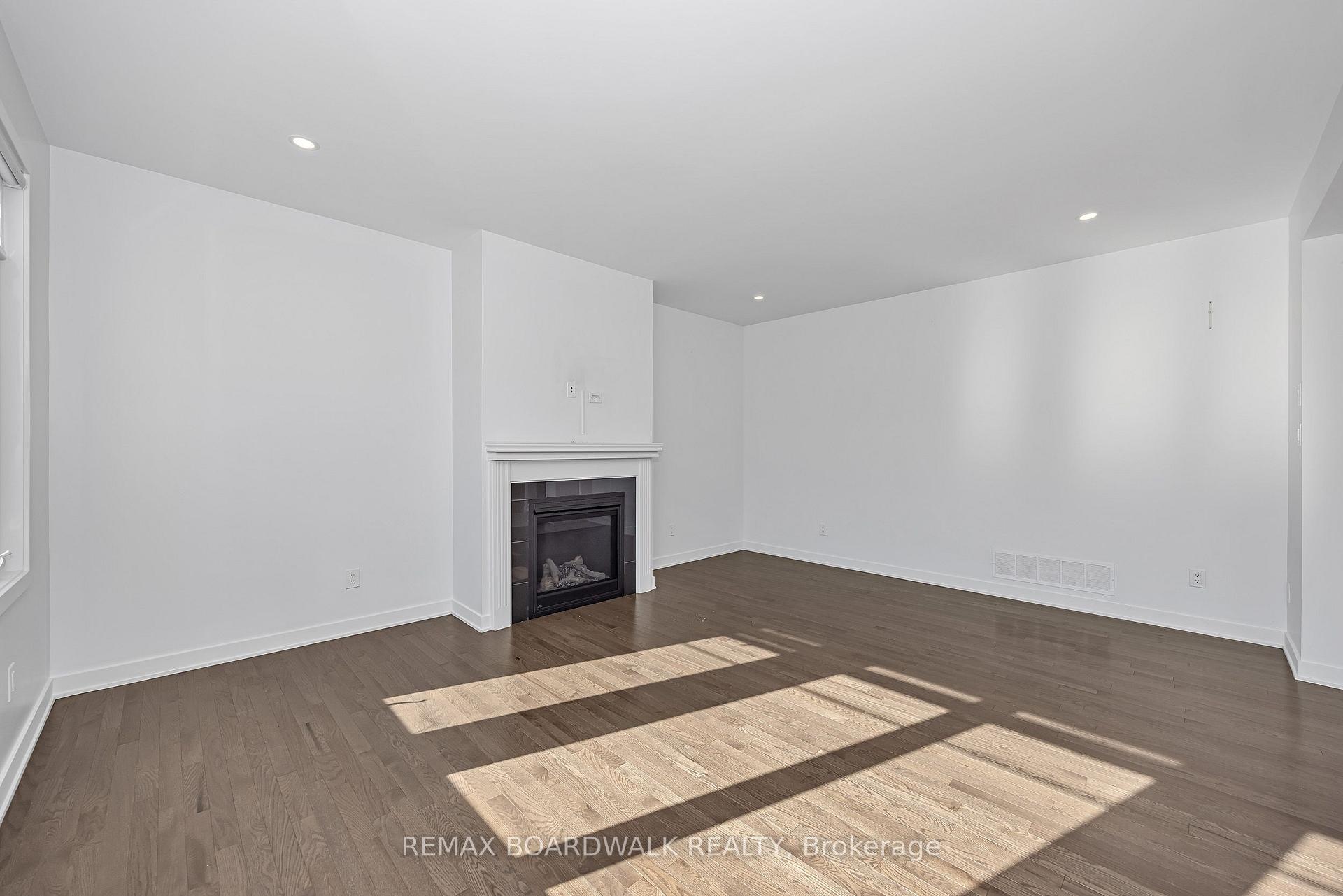 Photo 9 of 125 Hackamore Crescent, Ottawa, Goulbourn Twp From Franktown Rd/South To Rideau — HOMEH