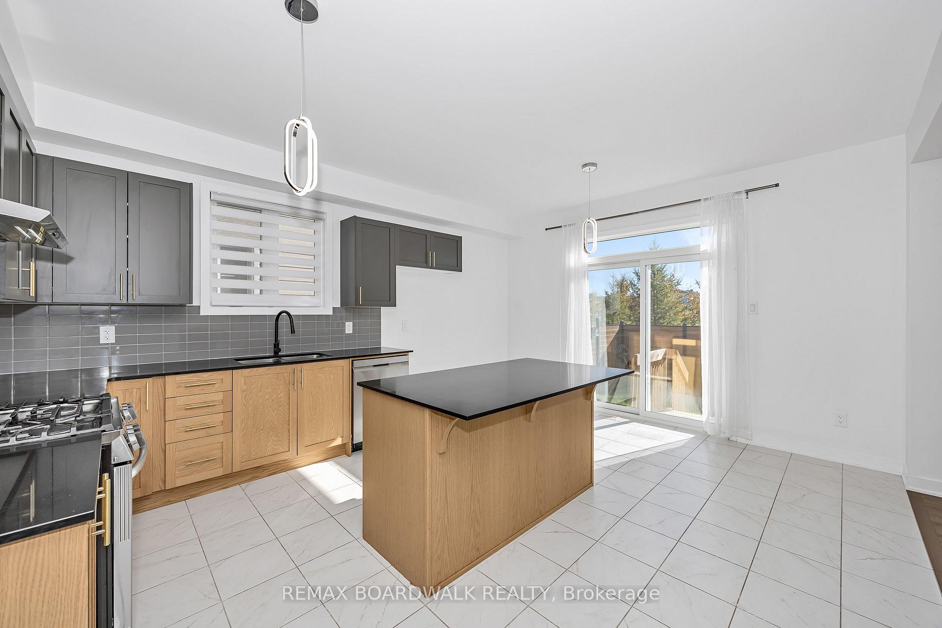 Photo 12 of 125 Hackamore Crescent, Ottawa, Goulbourn Twp From Franktown Rd/South To Rideau — HOMEH
