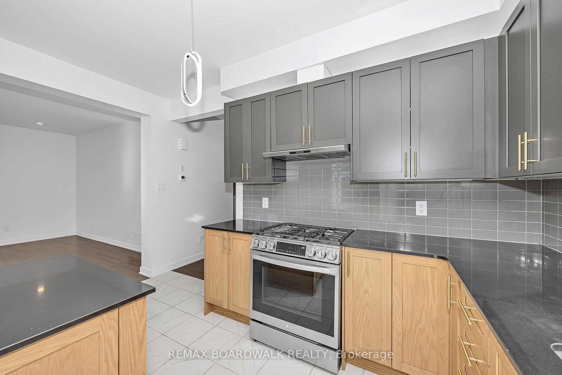 Photo 14 of 125 Hackamore Crescent, Ottawa, Goulbourn Twp From Franktown Rd/South To Rideau — HOMEH