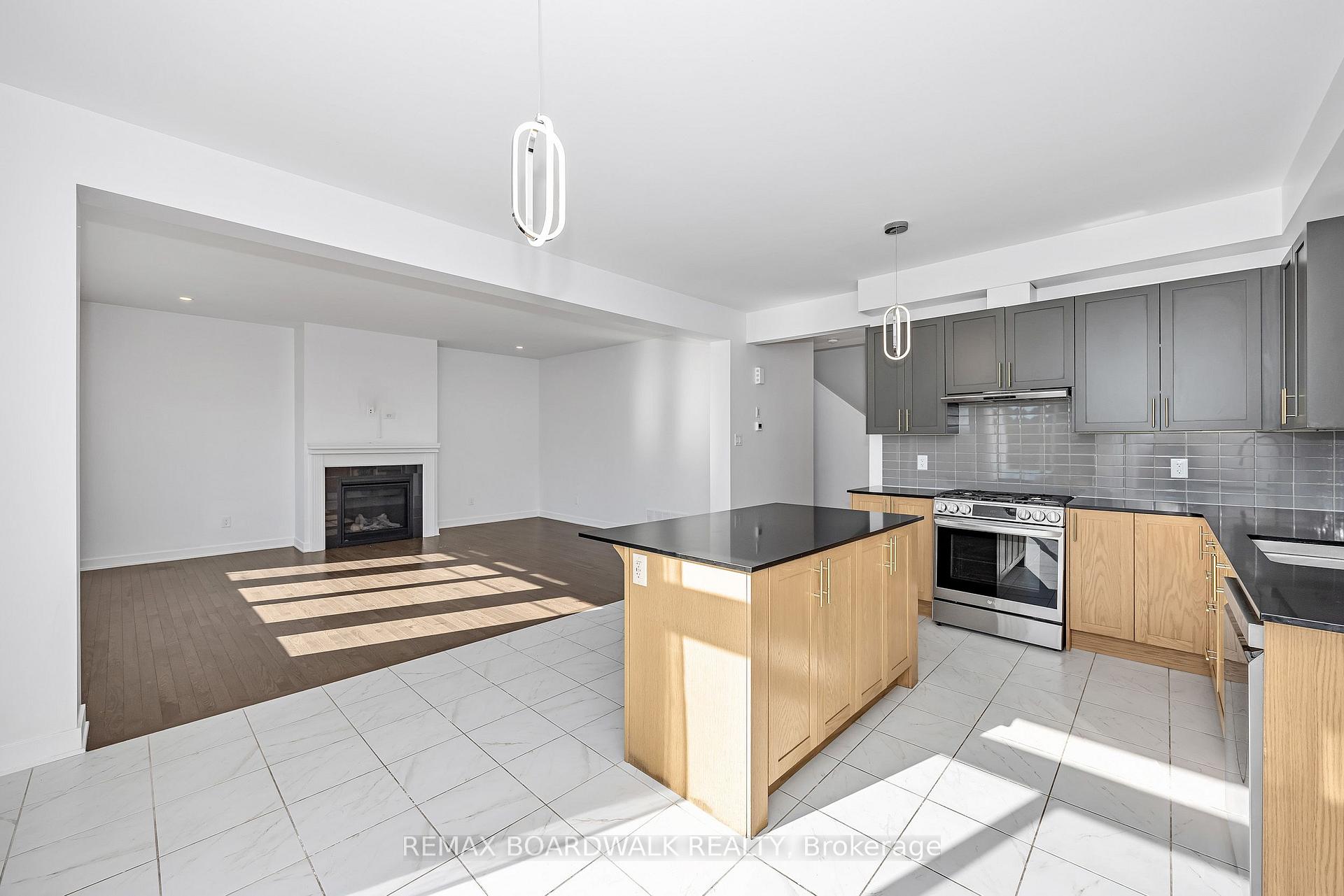 Photo 15 of 125 Hackamore Crescent, Ottawa, Goulbourn Twp From Franktown Rd/South To Rideau — HOMEH