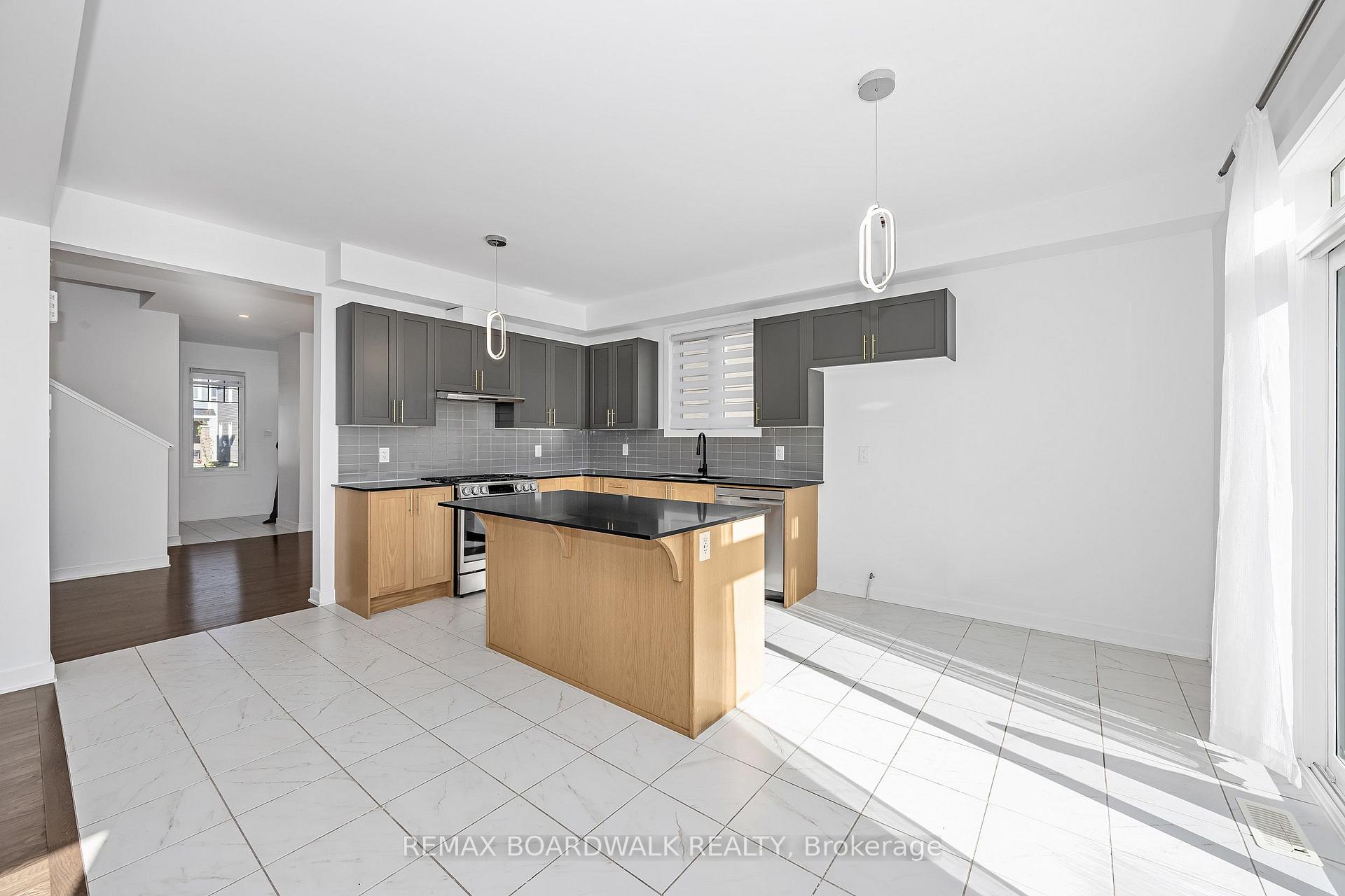 Photo 16 of 125 Hackamore Crescent, Ottawa, Goulbourn Twp From Franktown Rd/South To Rideau — HOMEH