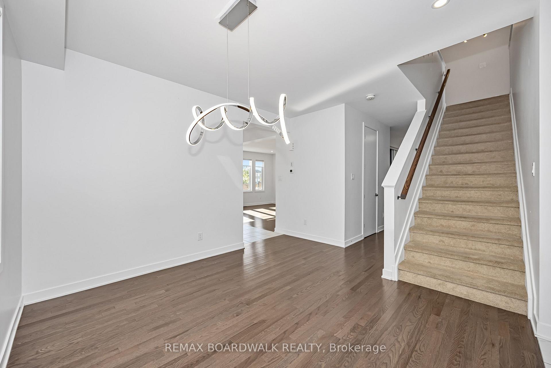Photo 18 of 125 Hackamore Crescent, Ottawa, Goulbourn Twp From Franktown Rd/South To Rideau — HOMEH