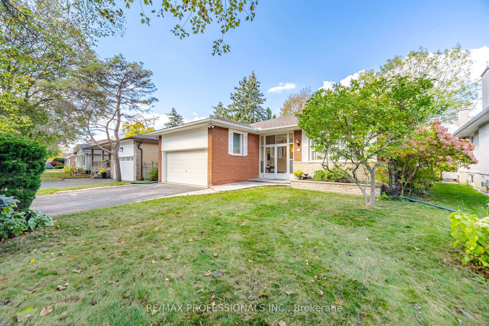 Photo 2 of 14 Strathdee Drive, Etobicoke, Willowridge-Martingrove-Richview — HOMEH