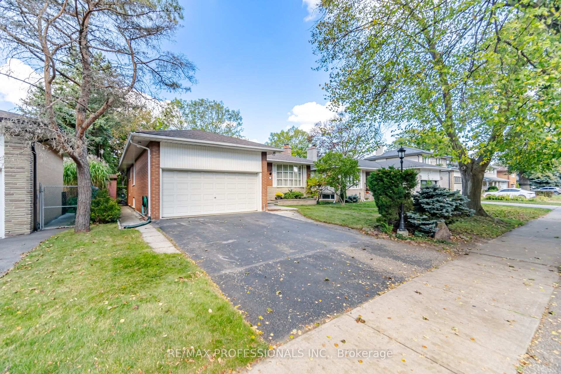 Photo 3 of 14 Strathdee Drive, Etobicoke, Willowridge-Martingrove-Richview — HOMEH