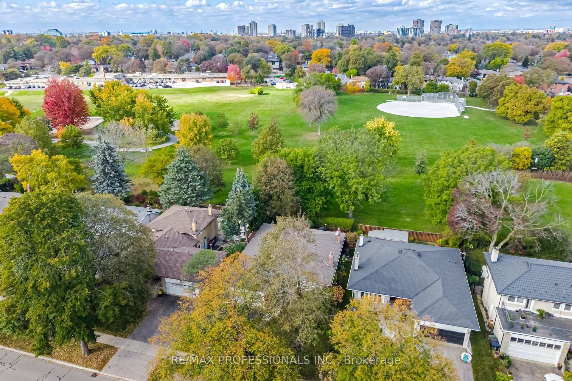 Photo 4 of 14 Strathdee Drive, Etobicoke, Willowridge-Martingrove-Richview — HOMEH