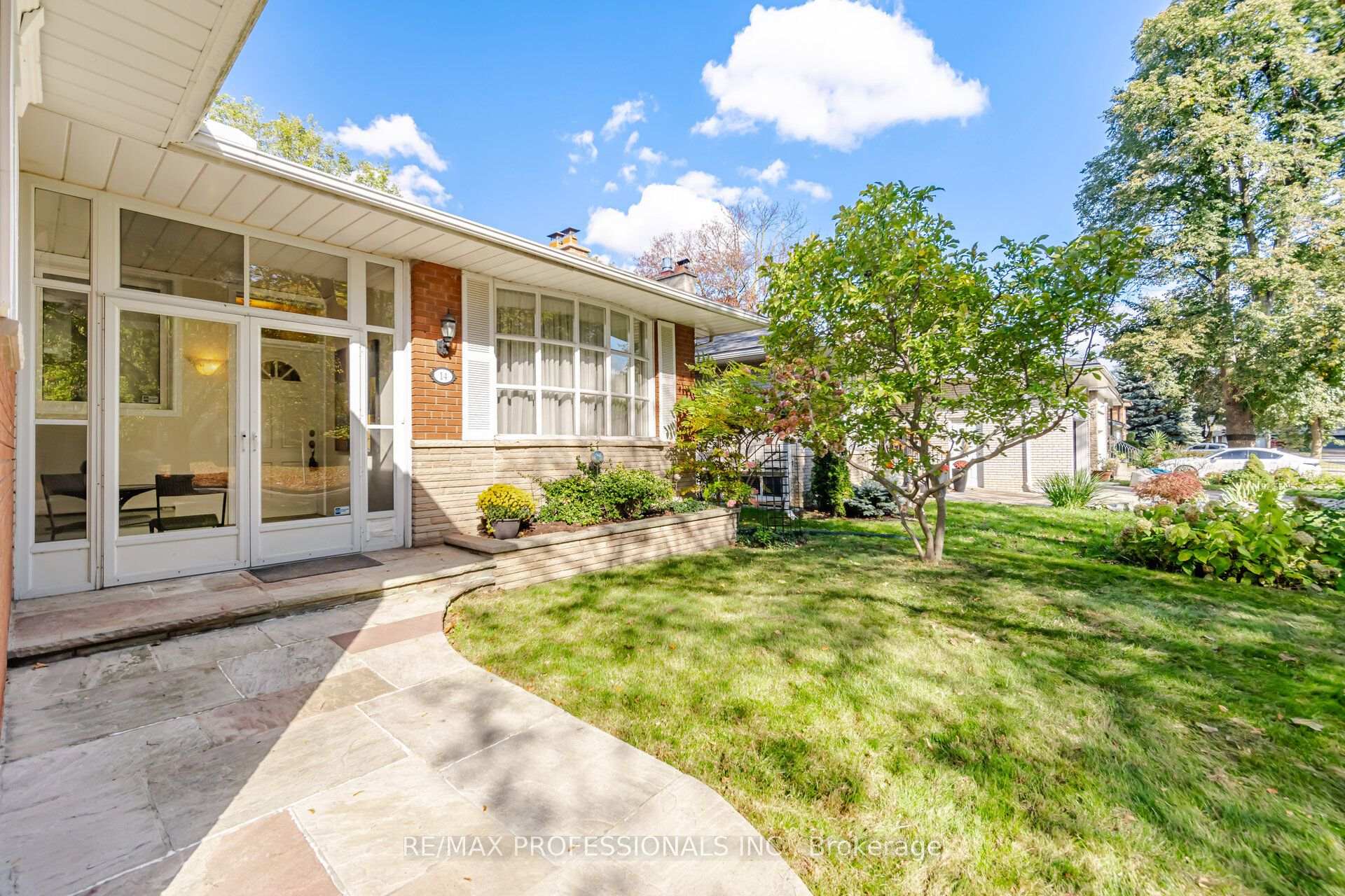 Photo 5 of 14 Strathdee Drive, Etobicoke, Willowridge-Martingrove-Richview — HOMEH
