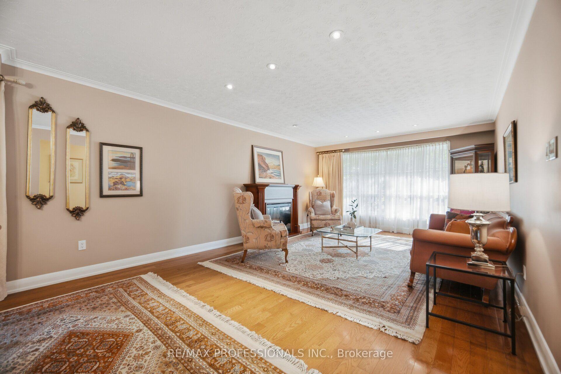 Photo 9 of 14 Strathdee Drive, Etobicoke, Willowridge-Martingrove-Richview — HOMEH