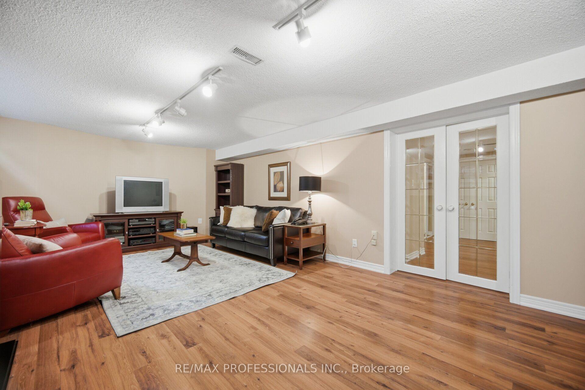 Photo 37 of 14 Strathdee Drive, Etobicoke, Willowridge-Martingrove-Richview — HOMEH