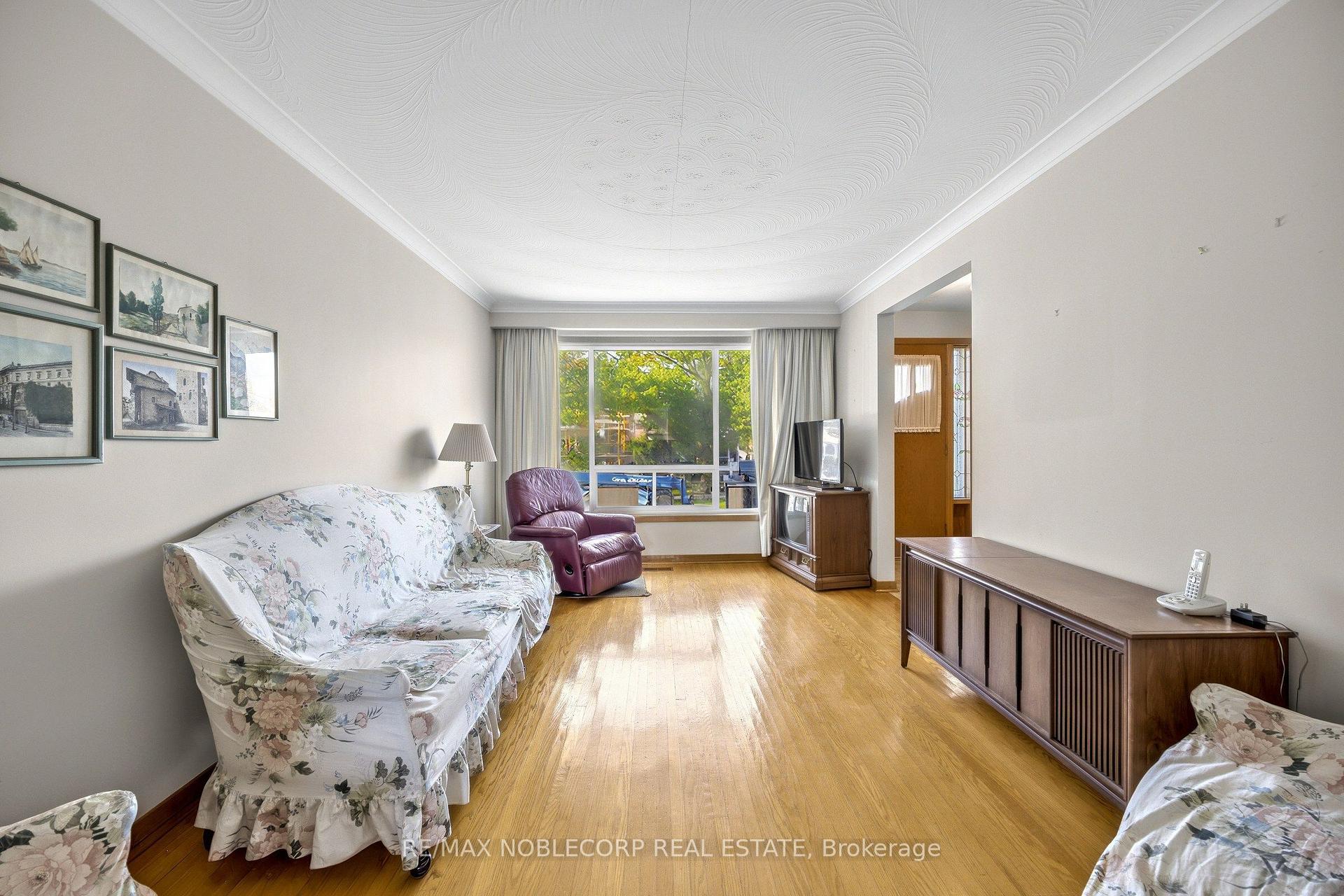 Photo 8 of 157 Hallmark Avenue, Etobicoke, Alderwood — HOMEH