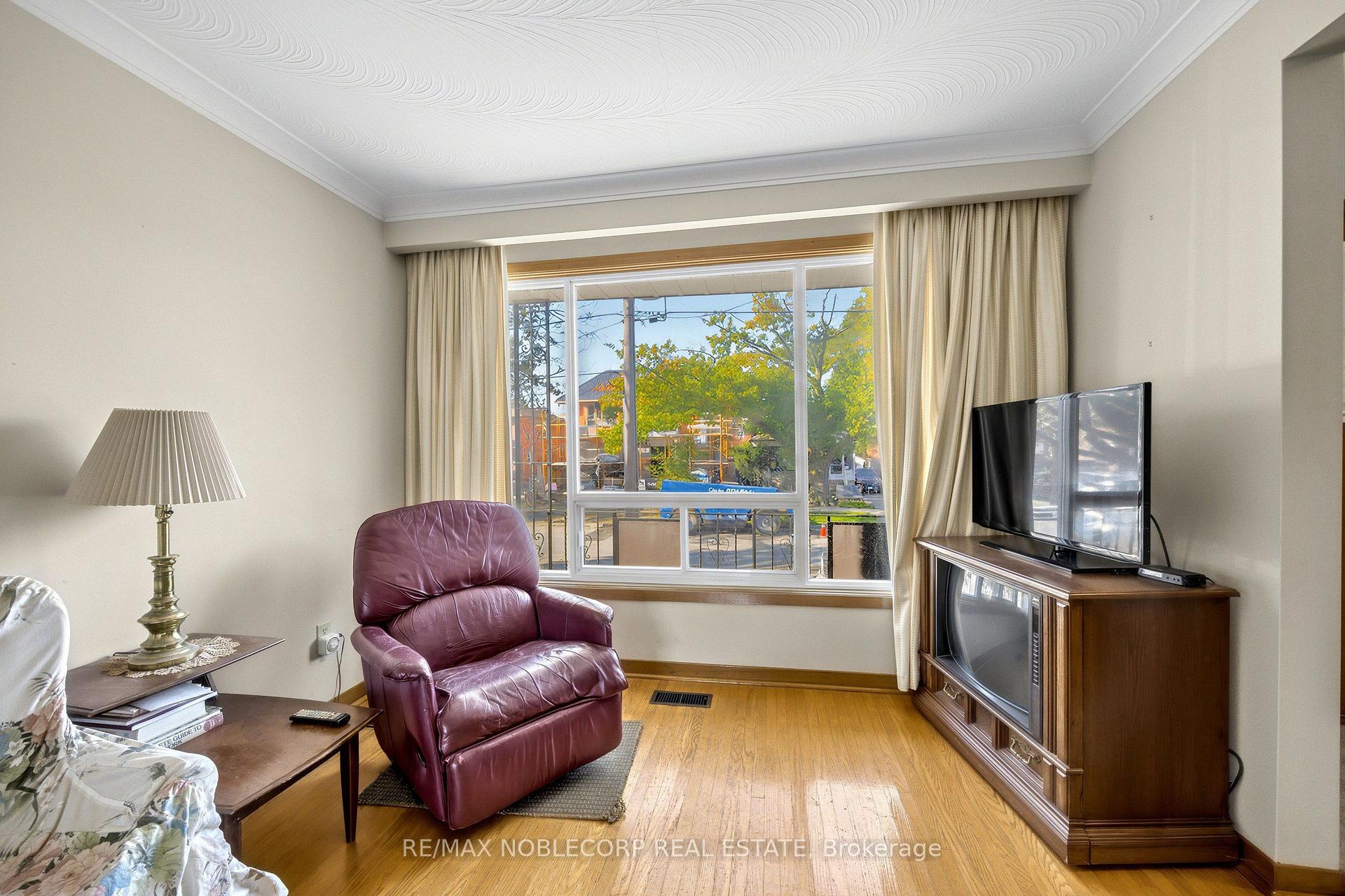 Photo 10 of 157 Hallmark Avenue, Etobicoke, Alderwood — HOMEH