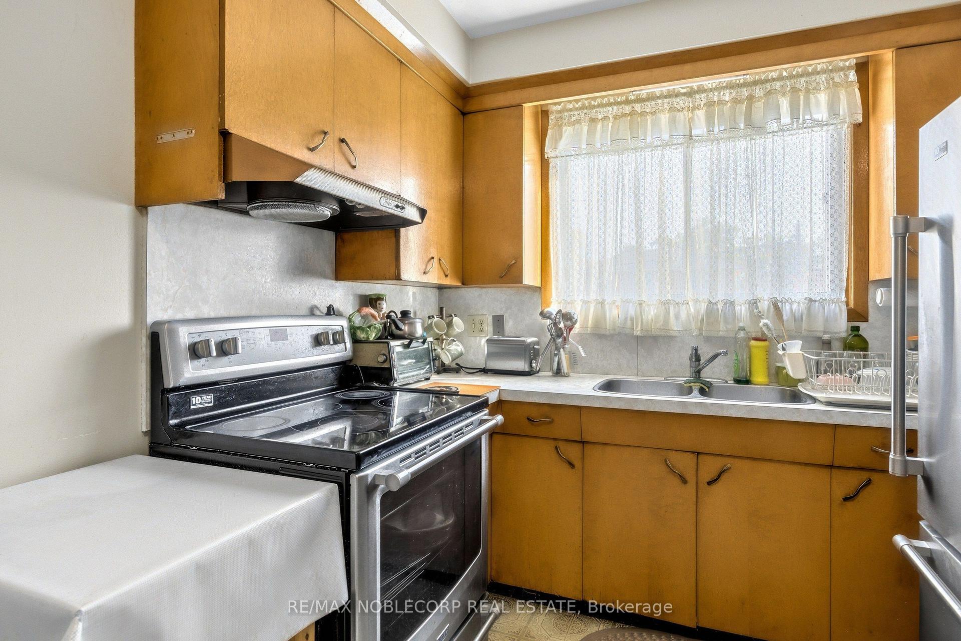 Photo 13 of 157 Hallmark Avenue, Etobicoke, Alderwood — HOMEH