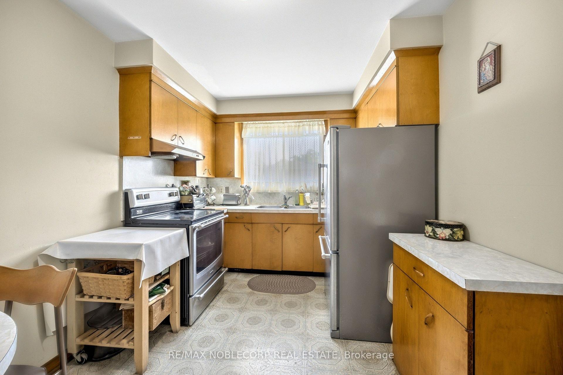 Photo 14 of 157 Hallmark Avenue, Etobicoke, Alderwood — HOMEH