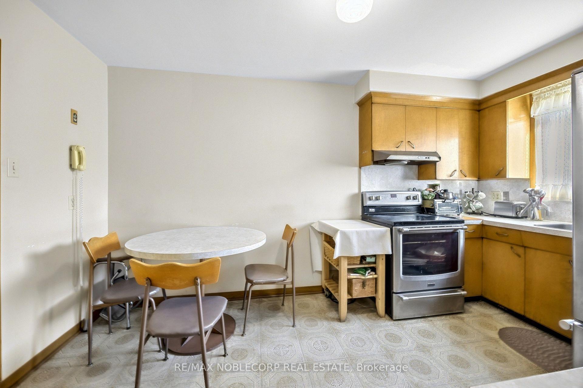 Photo 15 of 157 Hallmark Avenue, Etobicoke, Alderwood — HOMEH