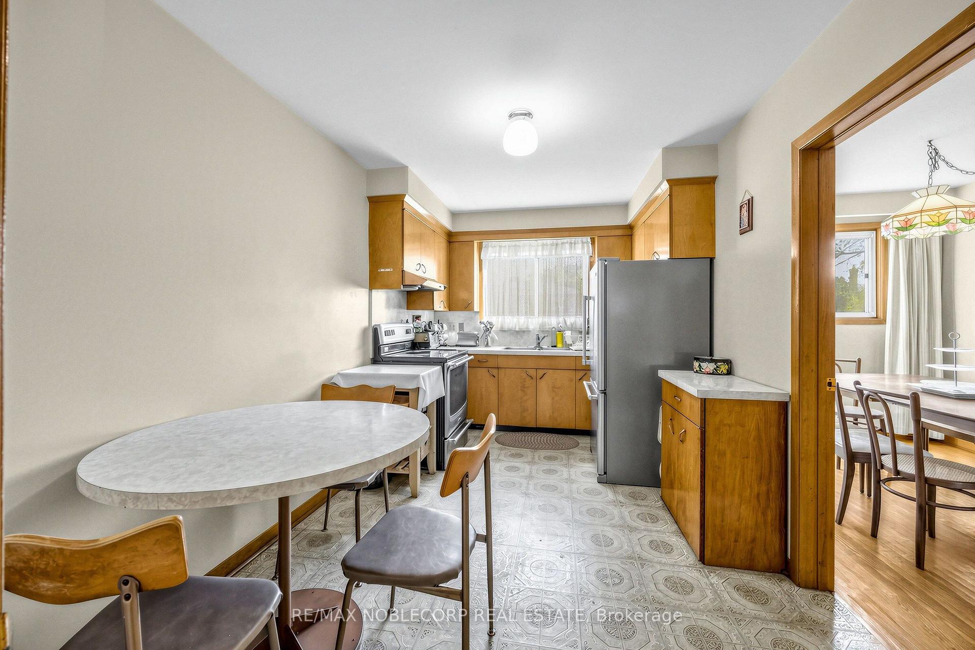 Photo 17 of 157 Hallmark Avenue, Etobicoke, Alderwood — HOMEH