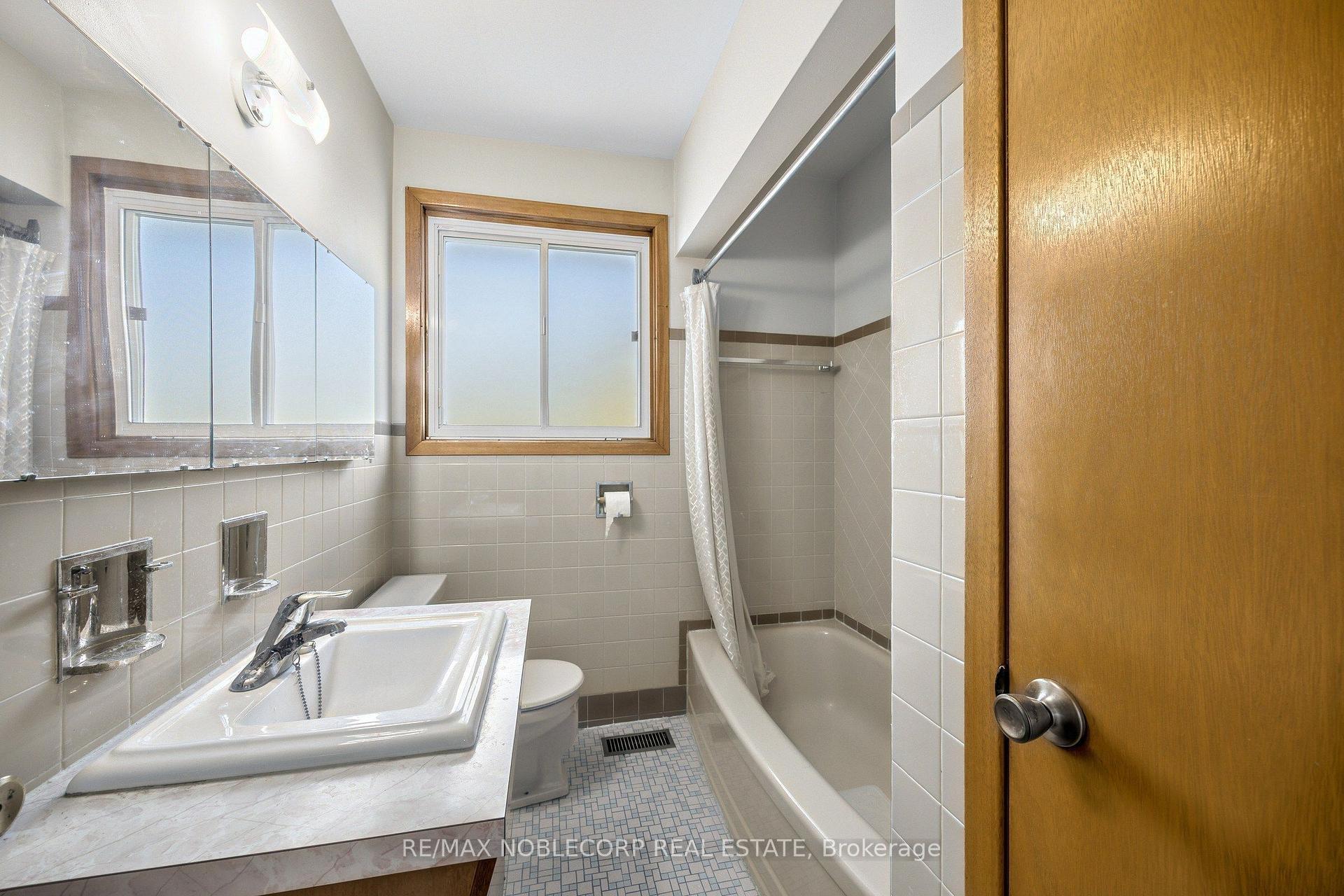 Photo 23 of 157 Hallmark Avenue, Etobicoke, Alderwood — HOMEH