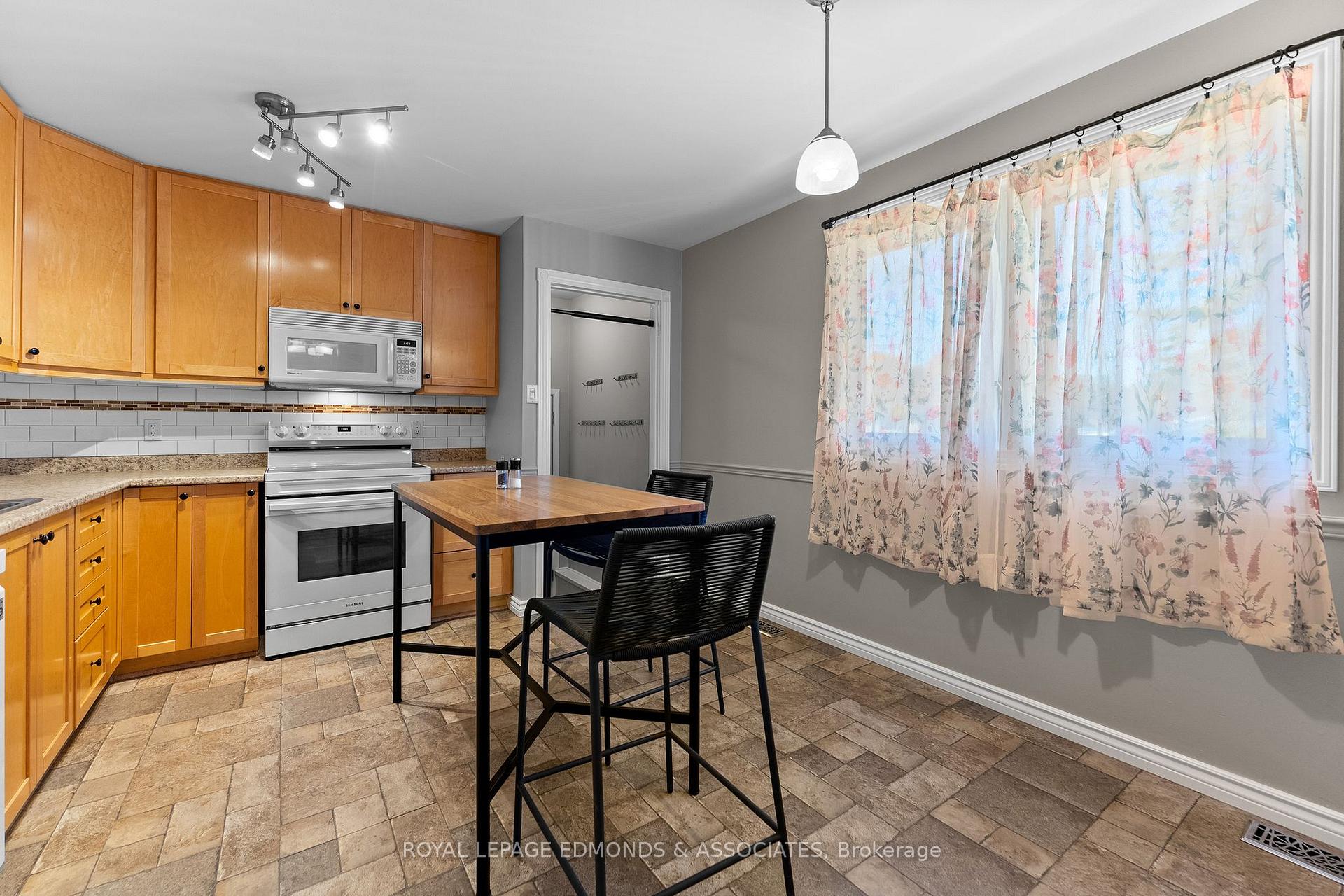 Photo 18 of 10 William Street, Petawawa, Petawawa — HOMEH
