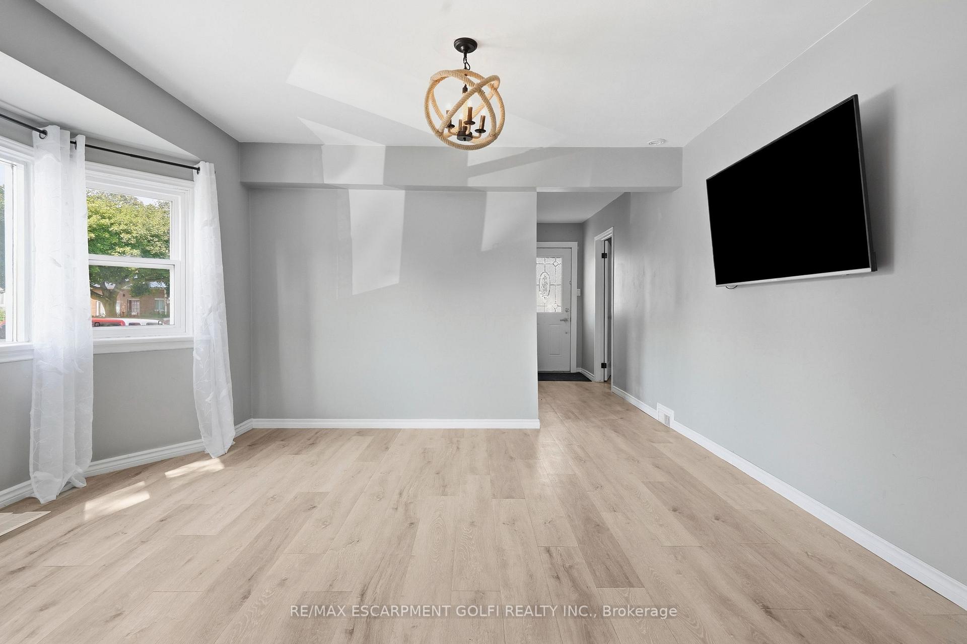 Photo 4 of Unit 1, 177 Pelham Road, St. Catharines, Western Hill — HOMEH