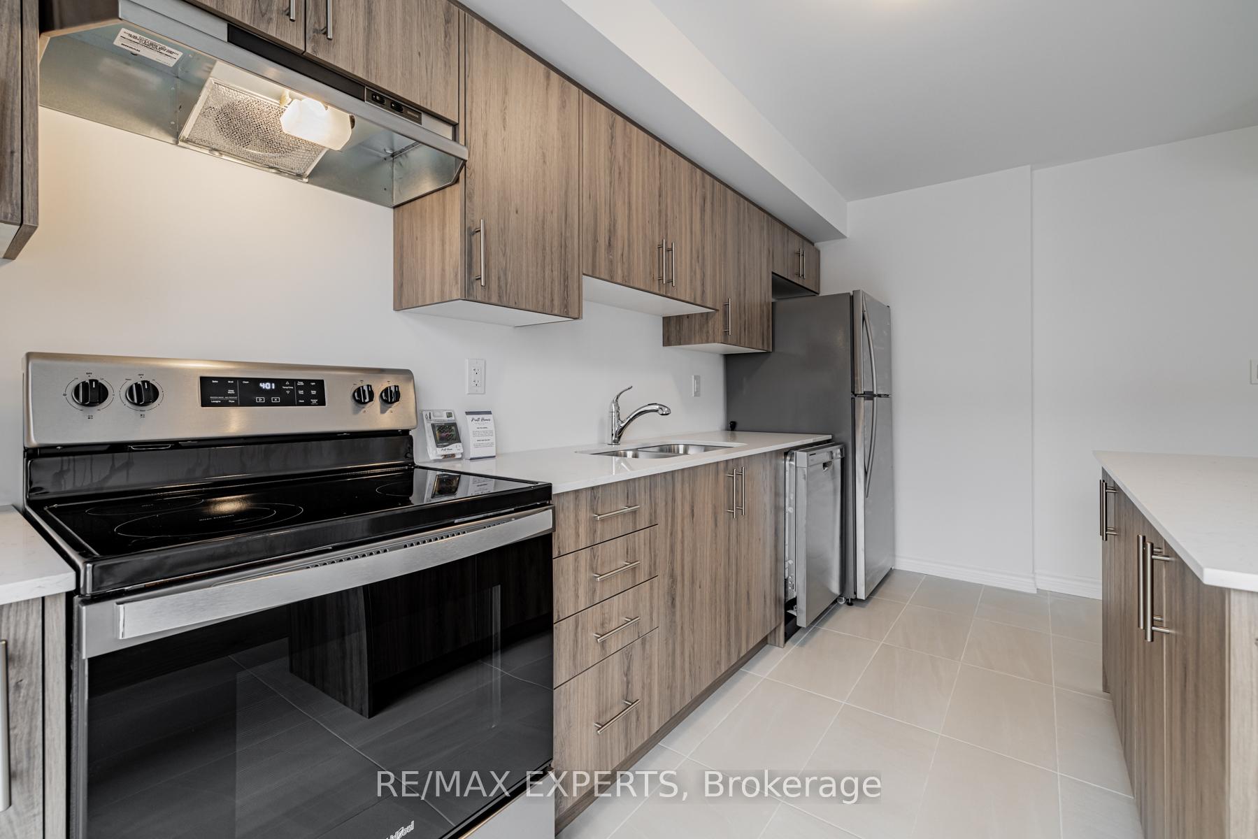 Photo 17 of 13 Silo Mews, Barrie, Rural Barrie Southeast — HOMEH