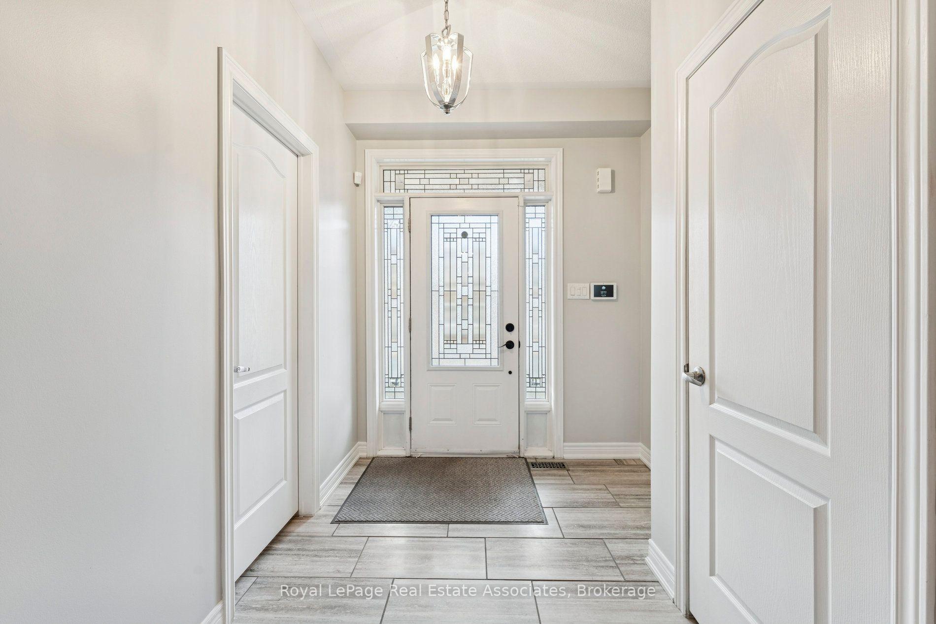Photo 3 of 12 Diamond Leaf Lane, Halton Hills, Georgetown — HOMEH