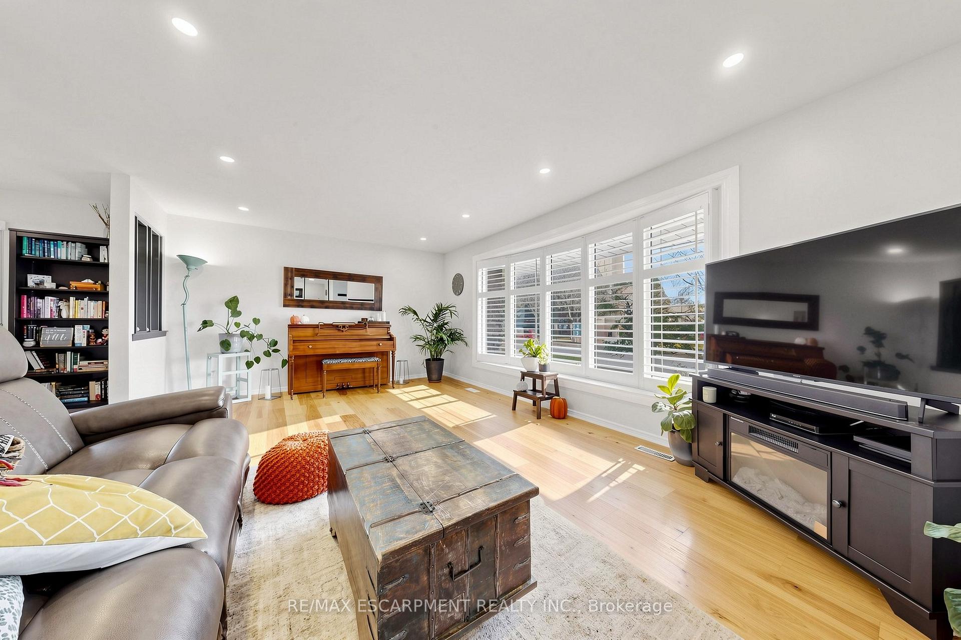 Photo 6 of 341 Lynnwood Drive, Oakville, Falgarwood — HOMEH