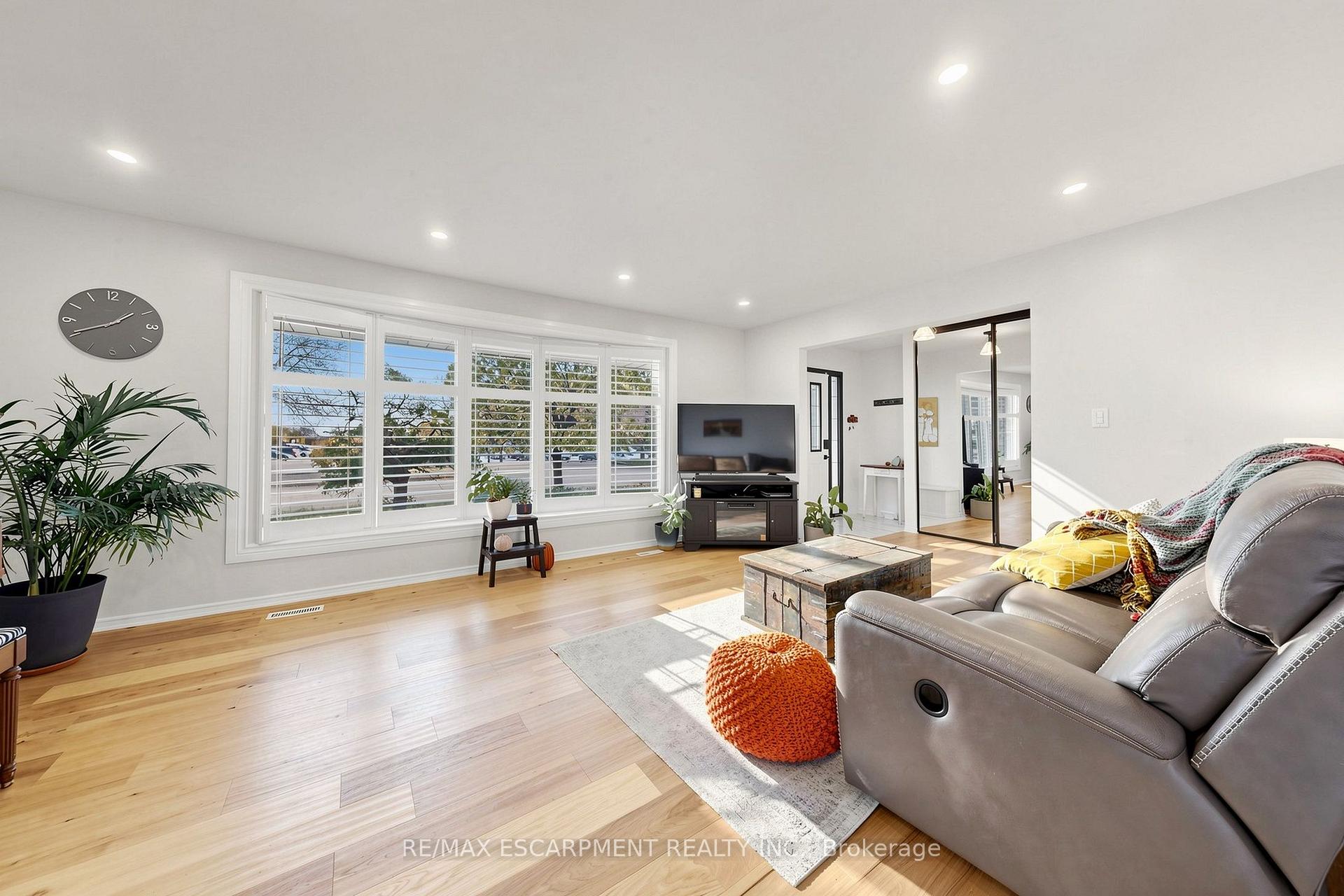 Photo 7 of 341 Lynnwood Drive, Oakville, Falgarwood — HOMEH