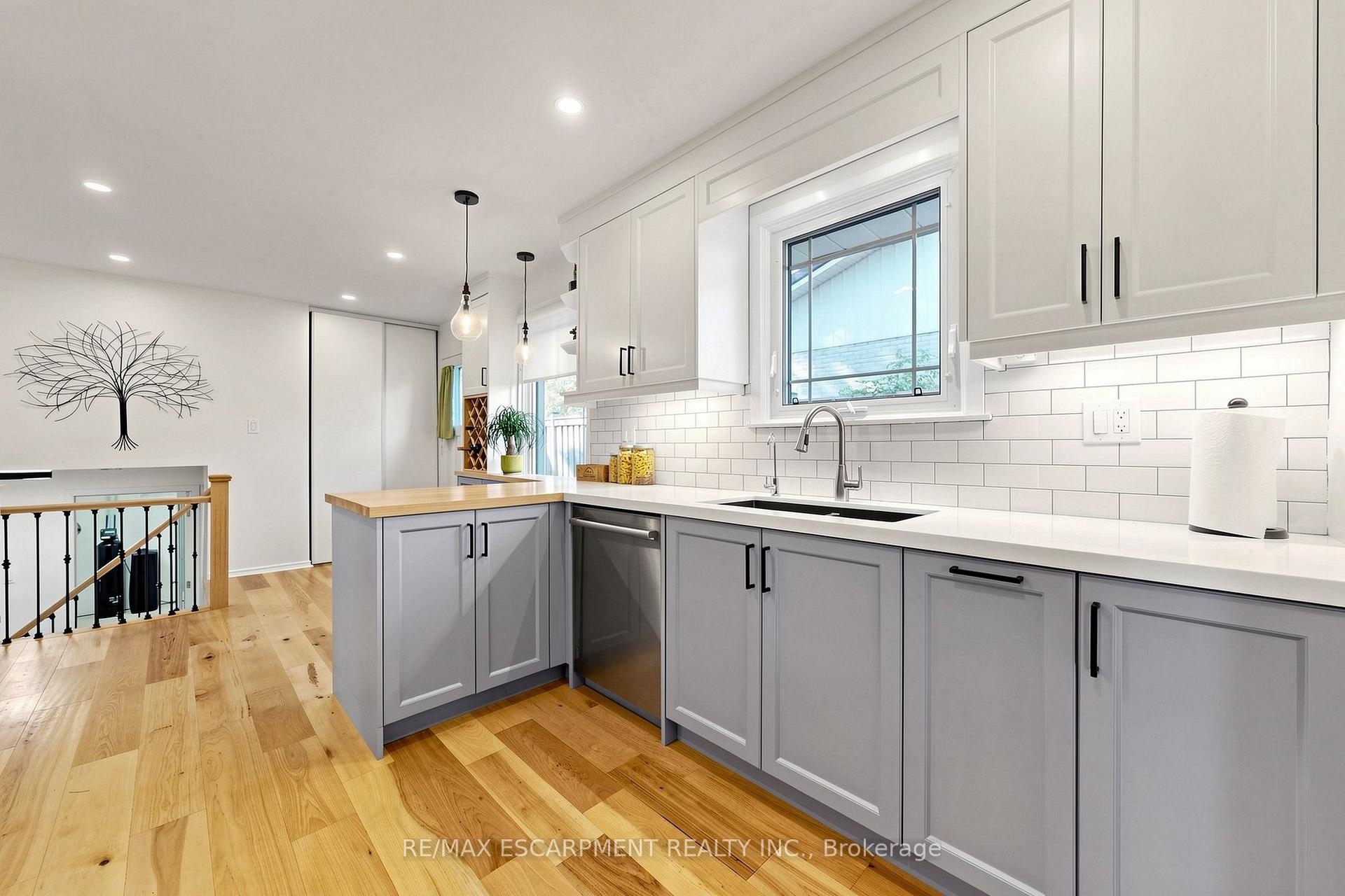 Photo 12 of 341 Lynnwood Drive, Oakville, Falgarwood — HOMEH