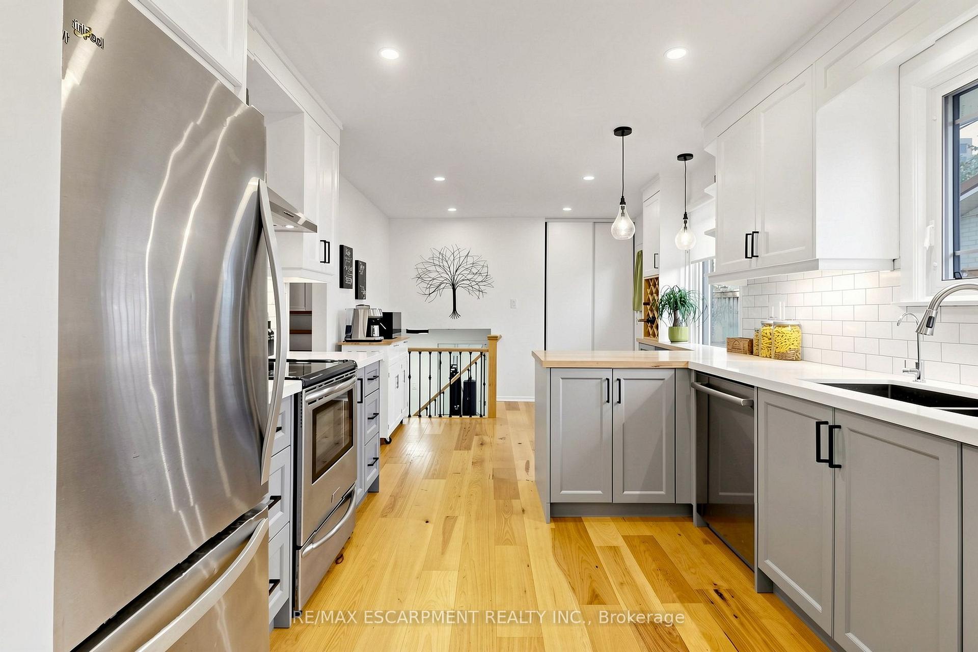 Photo 13 of 341 Lynnwood Drive, Oakville, Falgarwood — HOMEH