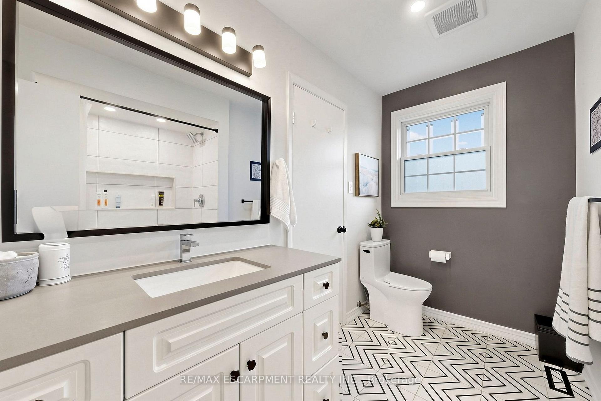 Photo 24 of 341 Lynnwood Drive, Oakville, Falgarwood — HOMEH