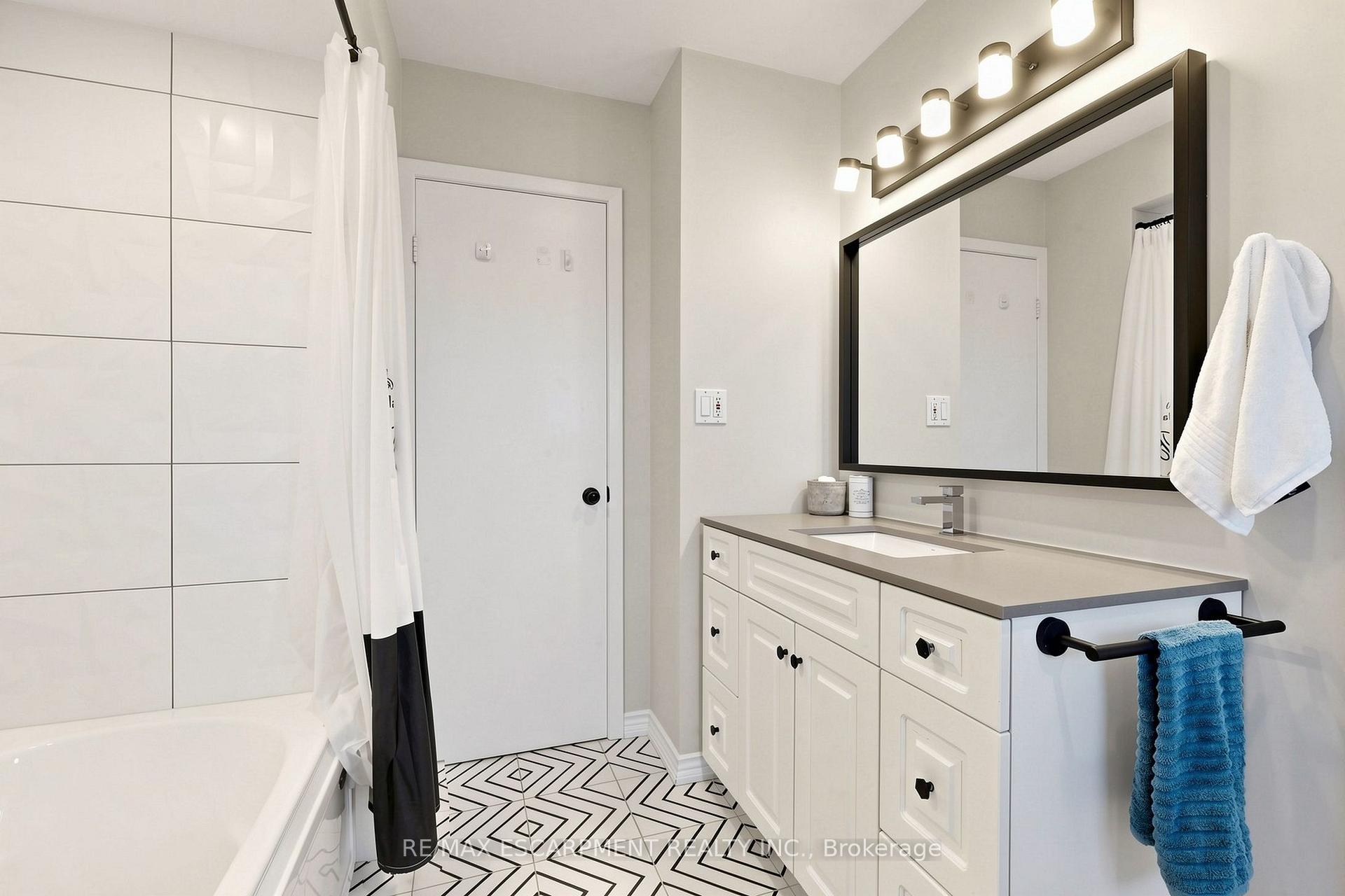 Photo 25 of 341 Lynnwood Drive, Oakville, Falgarwood — HOMEH