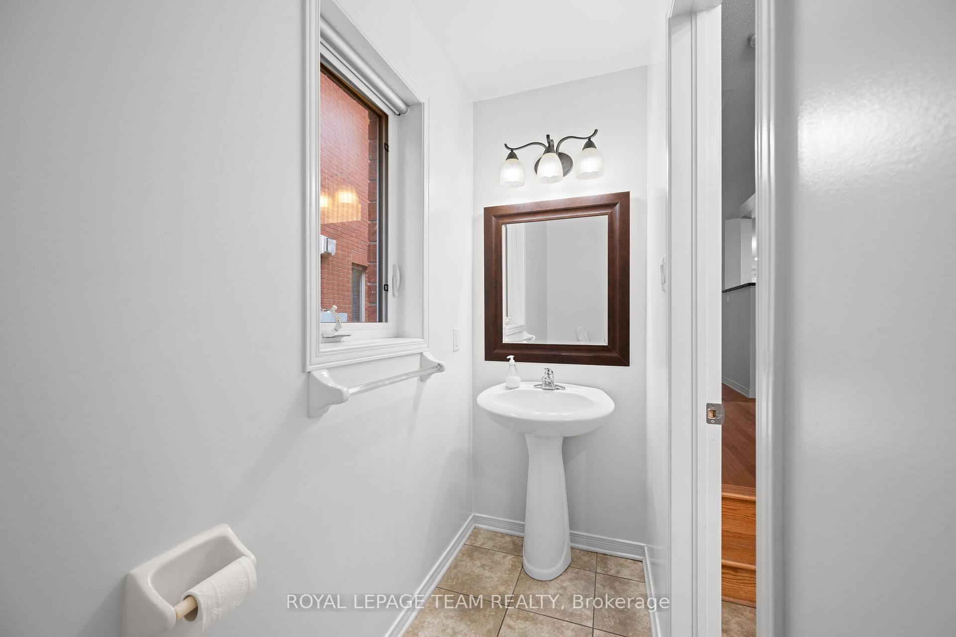 Photo 5 of 407 Meilleur Private, Ottawa, Vanier — HOMEH