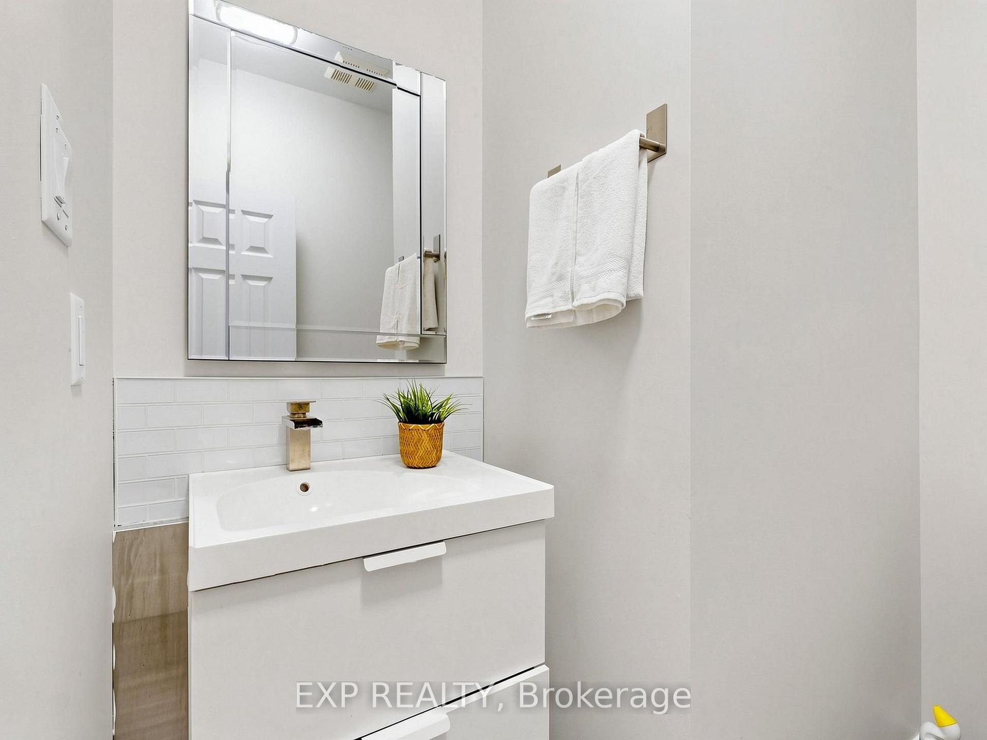 Photo 17 of 49 Harbourtown Crescent, Brampton, Madoc — HOMEH
