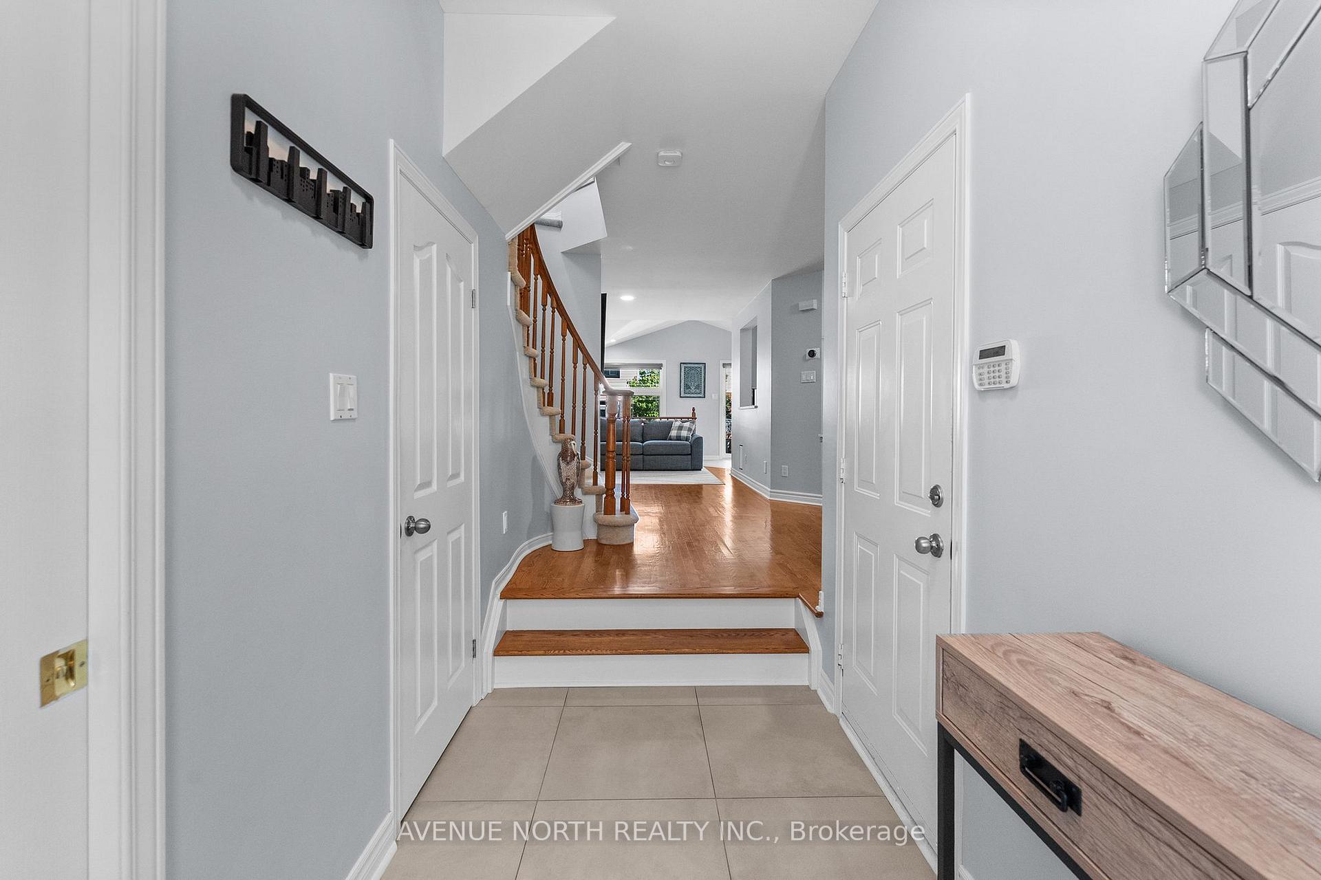 Photo 5 of 541 Wild Shore Crescent, Ottawa, Riverside South/Gloucester Glen — HOMEH
