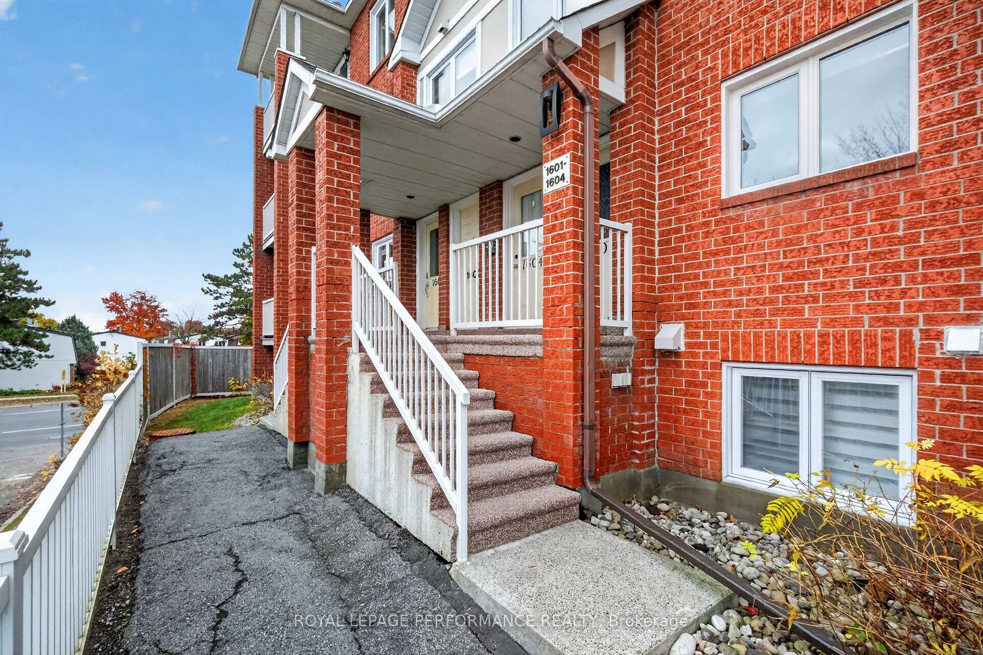 Photo 3 of 1602 Locksley Lane, Ottawa, Beaconwood — HOMEH
