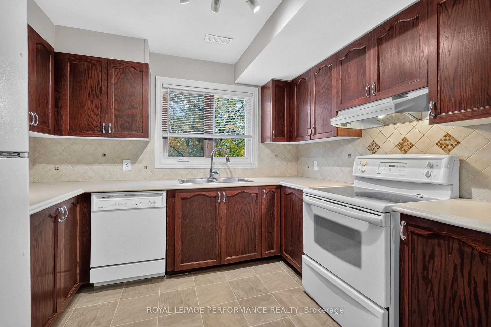 Photo 19 of 1602 Locksley Lane, Ottawa, Beaconwood — HOMEH
