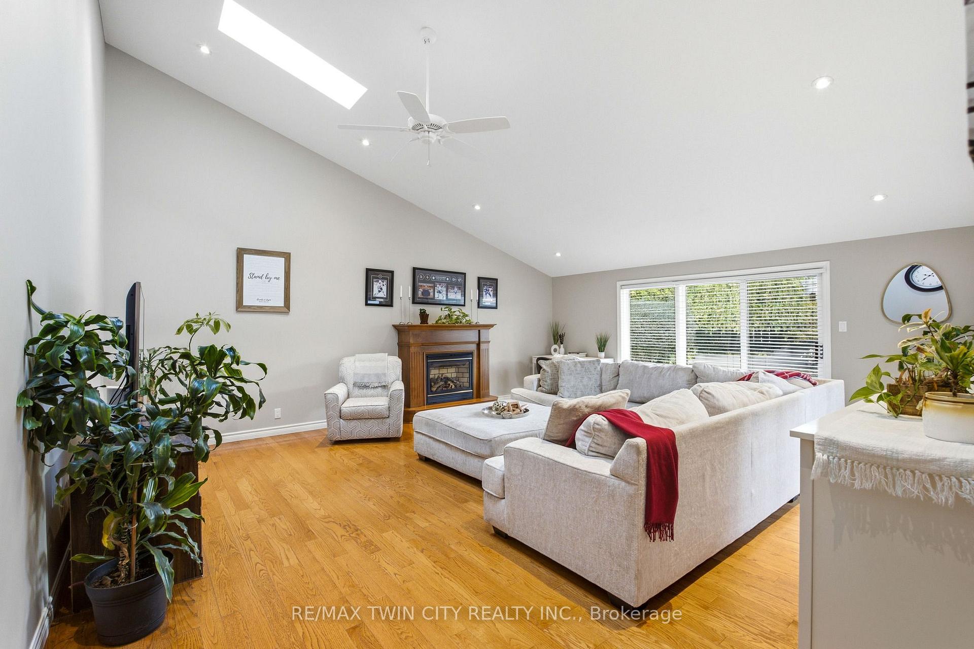 Photo 20 of 47 Eastwood Drive, Kitchener, Stanley Park — HOMEH