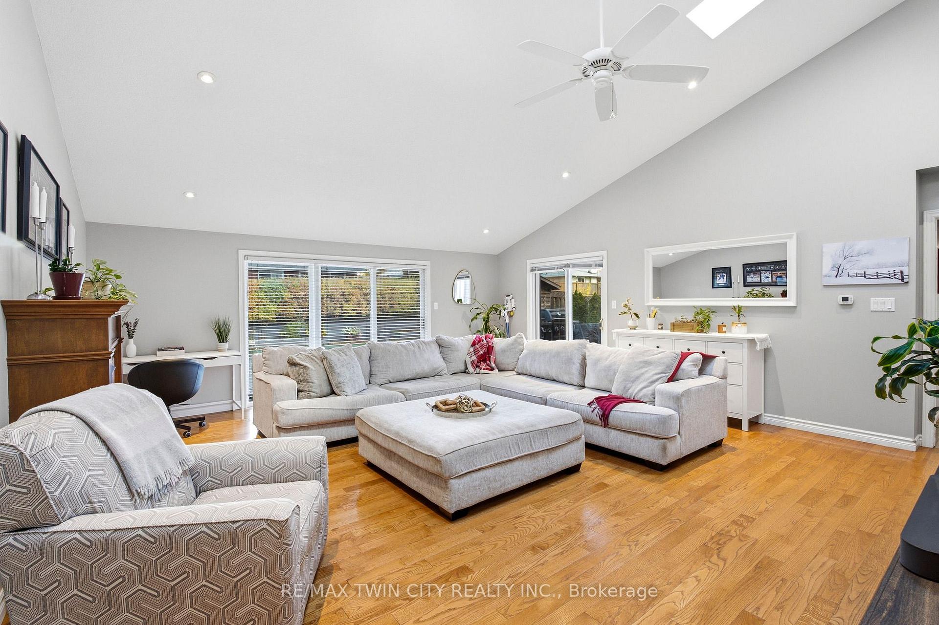 Photo 21 of 47 Eastwood Drive, Kitchener, Stanley Park — HOMEH