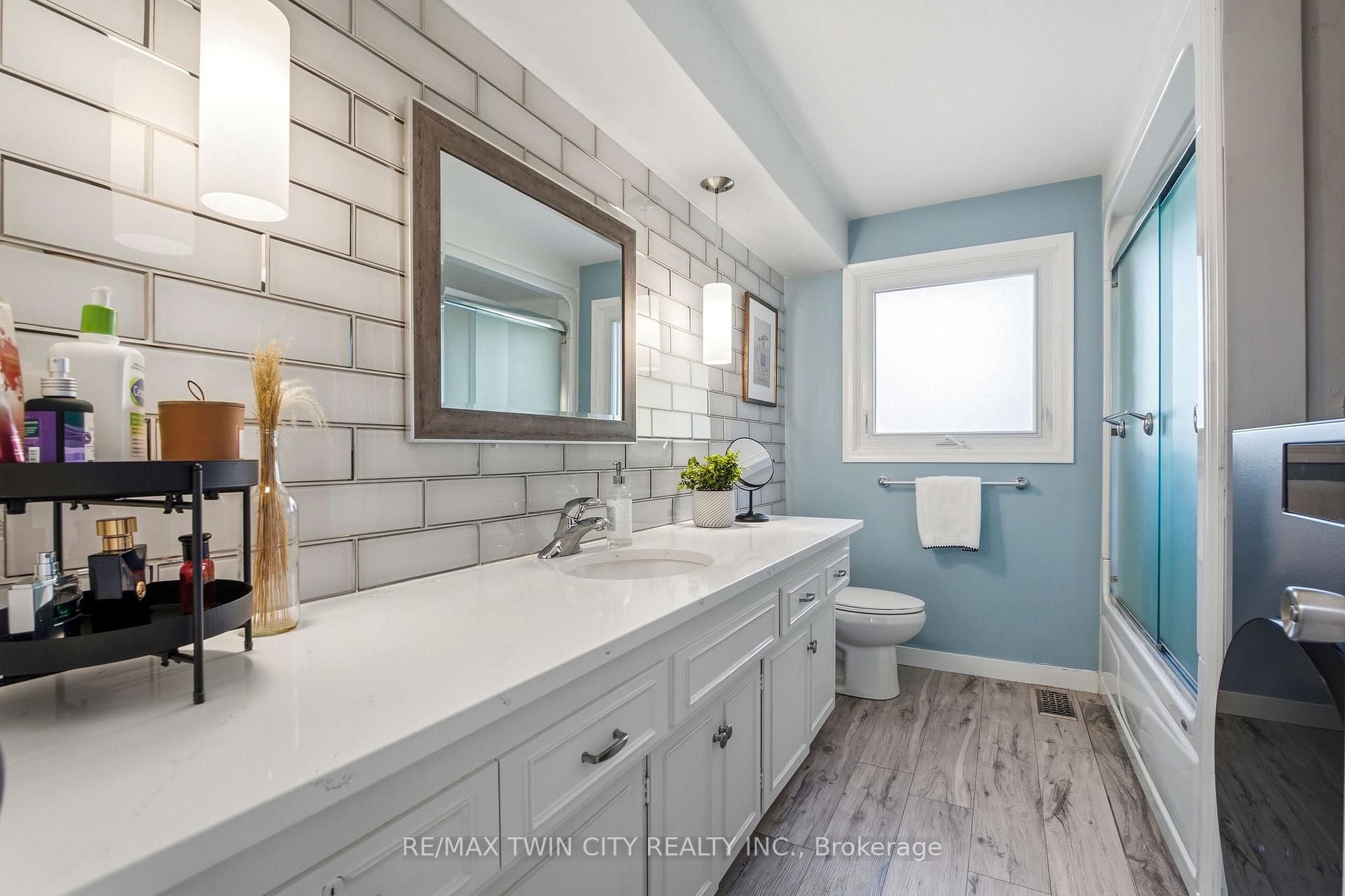 Photo 23 of 47 Eastwood Drive, Kitchener, Stanley Park — HOMEH